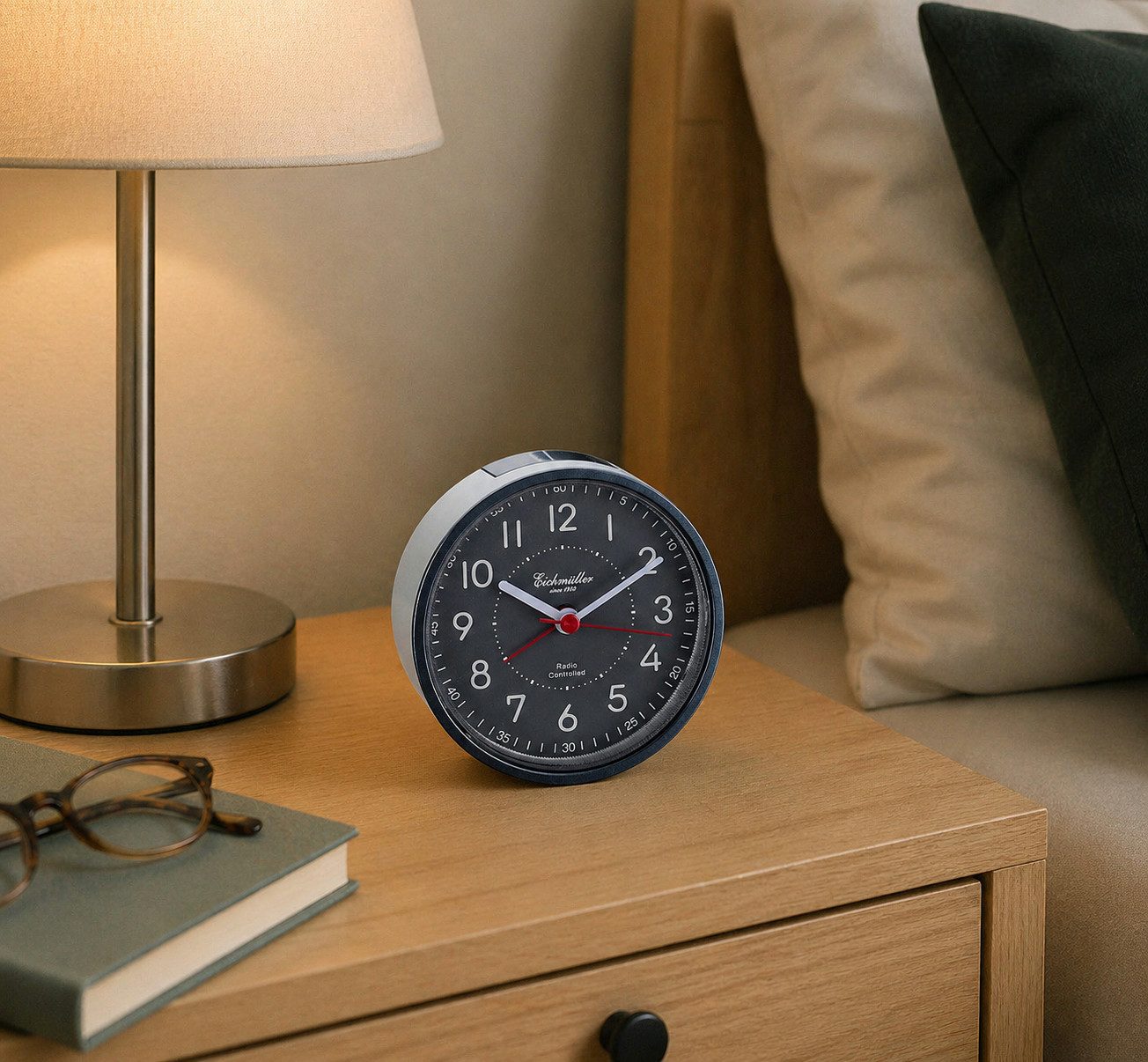 Eichmüller Funkwecker 9841-03 Analog Silber Weiß leise Snooze Beleuchtung Nachttischwecker