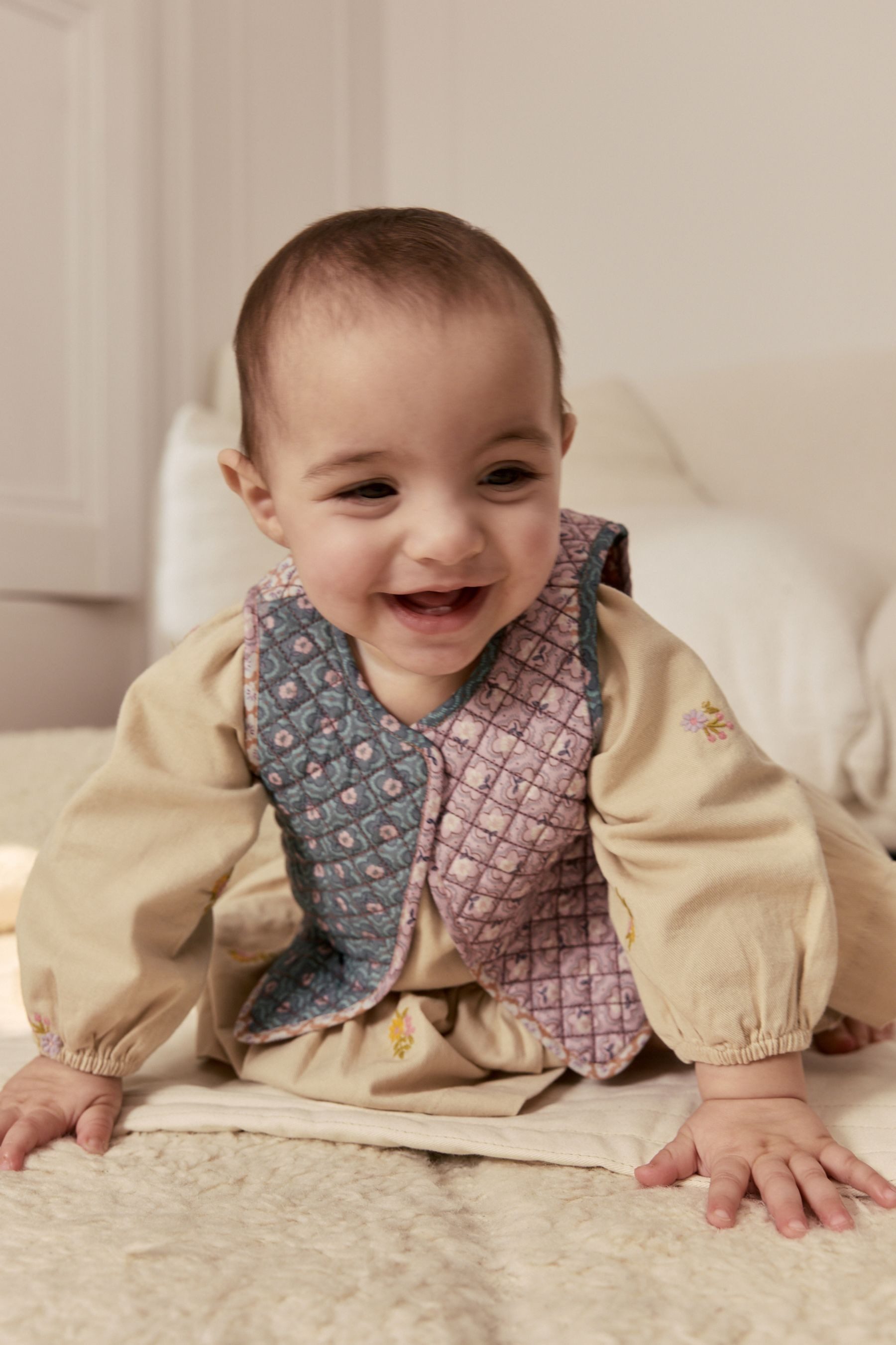 Next Blusenkleid Babykleid und Weste, 2-teiliges Set. (2-tlg)