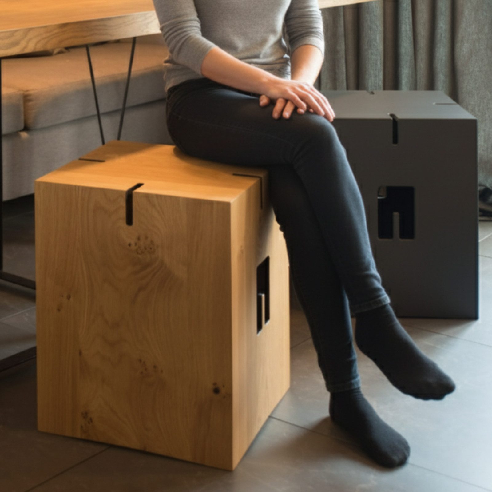 never sit alone Sitzhocker Holz - handgefertigt - Sitzwürfel - verkettbar - Design Hocker (Hocker einzeln oder als Set kombinierbar – Design Sitzhocker - belastbar bis 120 kg, 6 Varianten verfügbar, 1 St., Beistelltisch oder als Sitzgelegenheit), Hochwertige Handarbeit