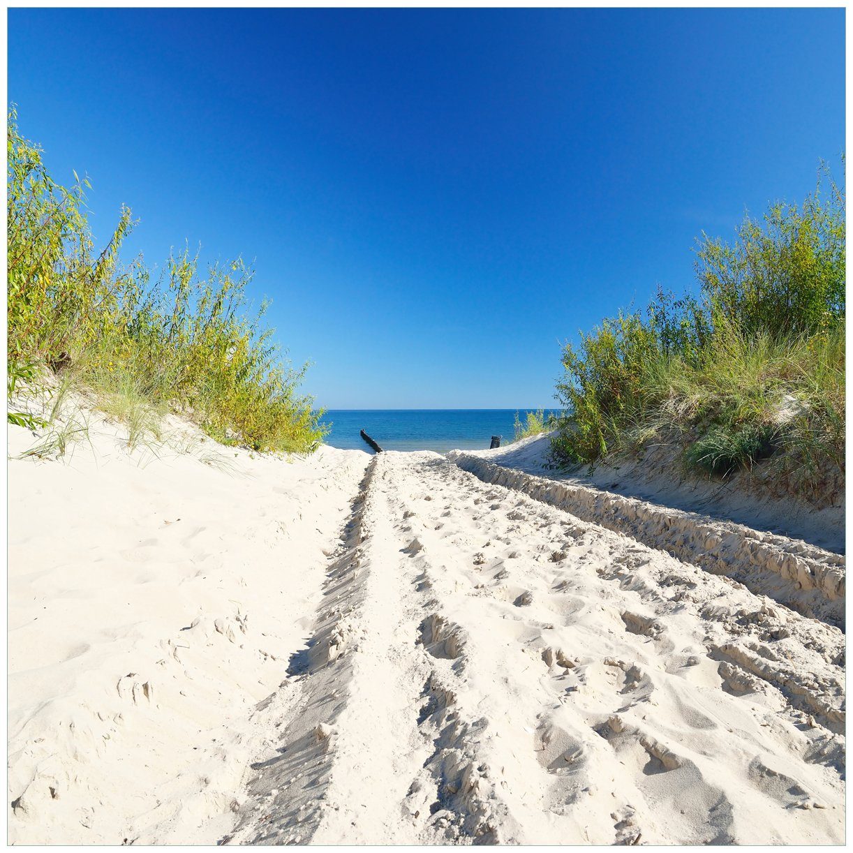 Wallario Tischplatte Auf dem Sandweg zum Strand - Blauer Himmel über dem Meer (1 St), für Ikea Lack Tisch geeignet