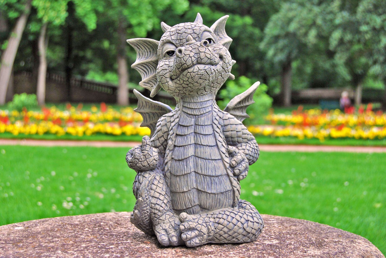 MystiCalls Gartenfigur Gartendrache - Modell Mittelfinger günstig online kaufen