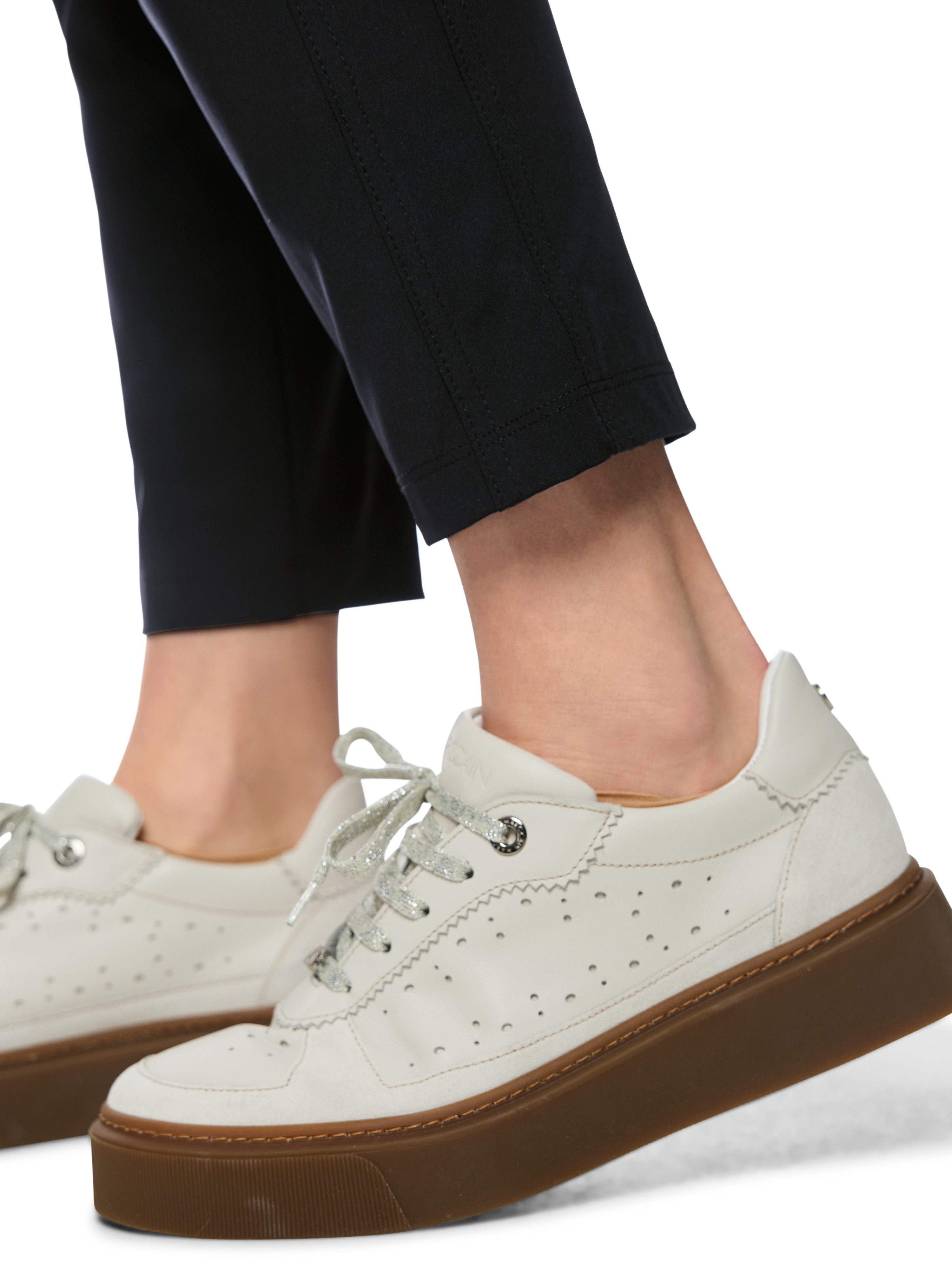 Marc Cain Schlupfhose Muted Motion Premium Damenmode Model: RHODOS im Relaxed Fit