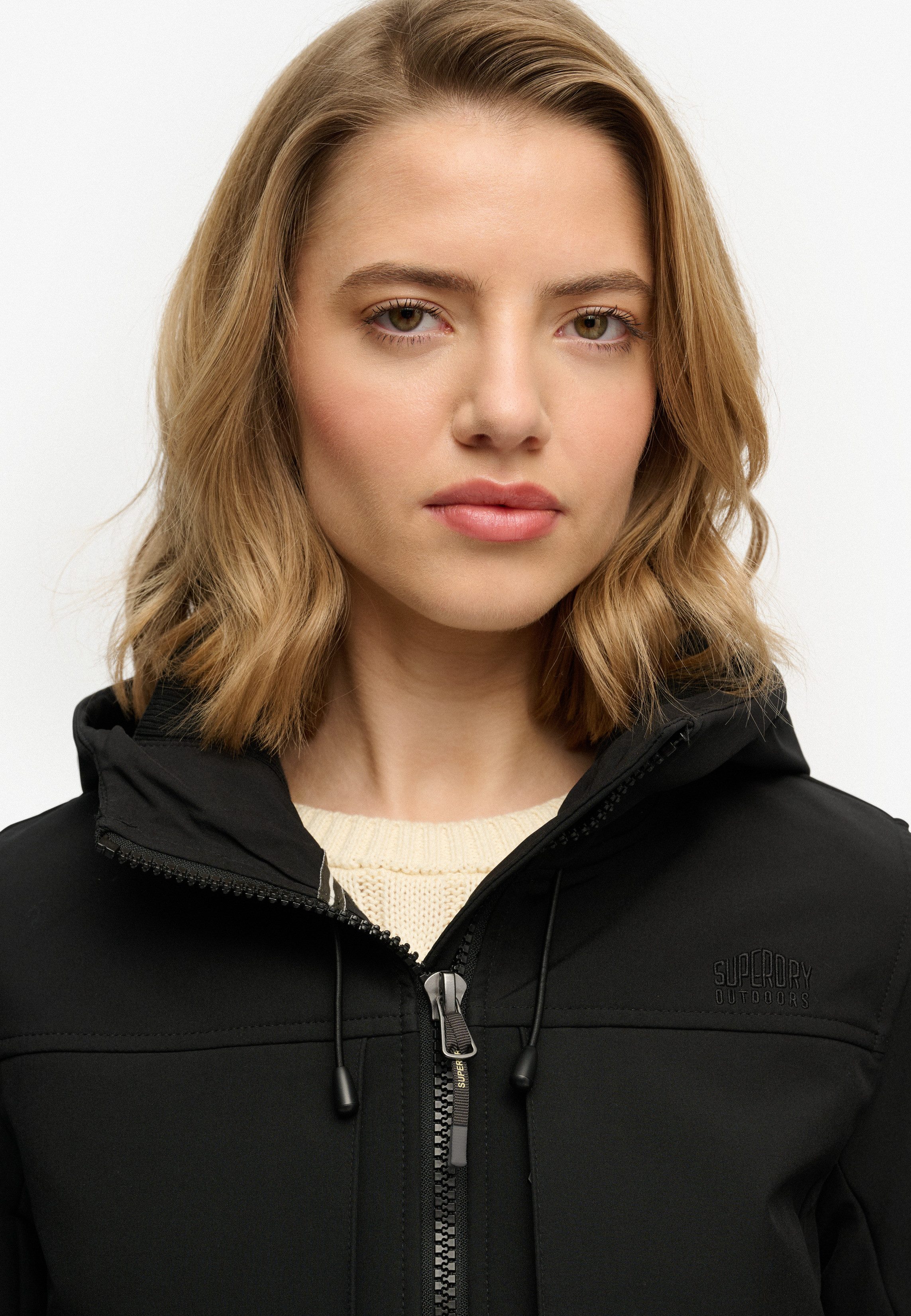 Superdry Outdoorjacke HOODED CLASSIC TREKKER JACKET mit Materialmix aus Polyester und Elasthan, Slim Fit – Bild 4 von 5
