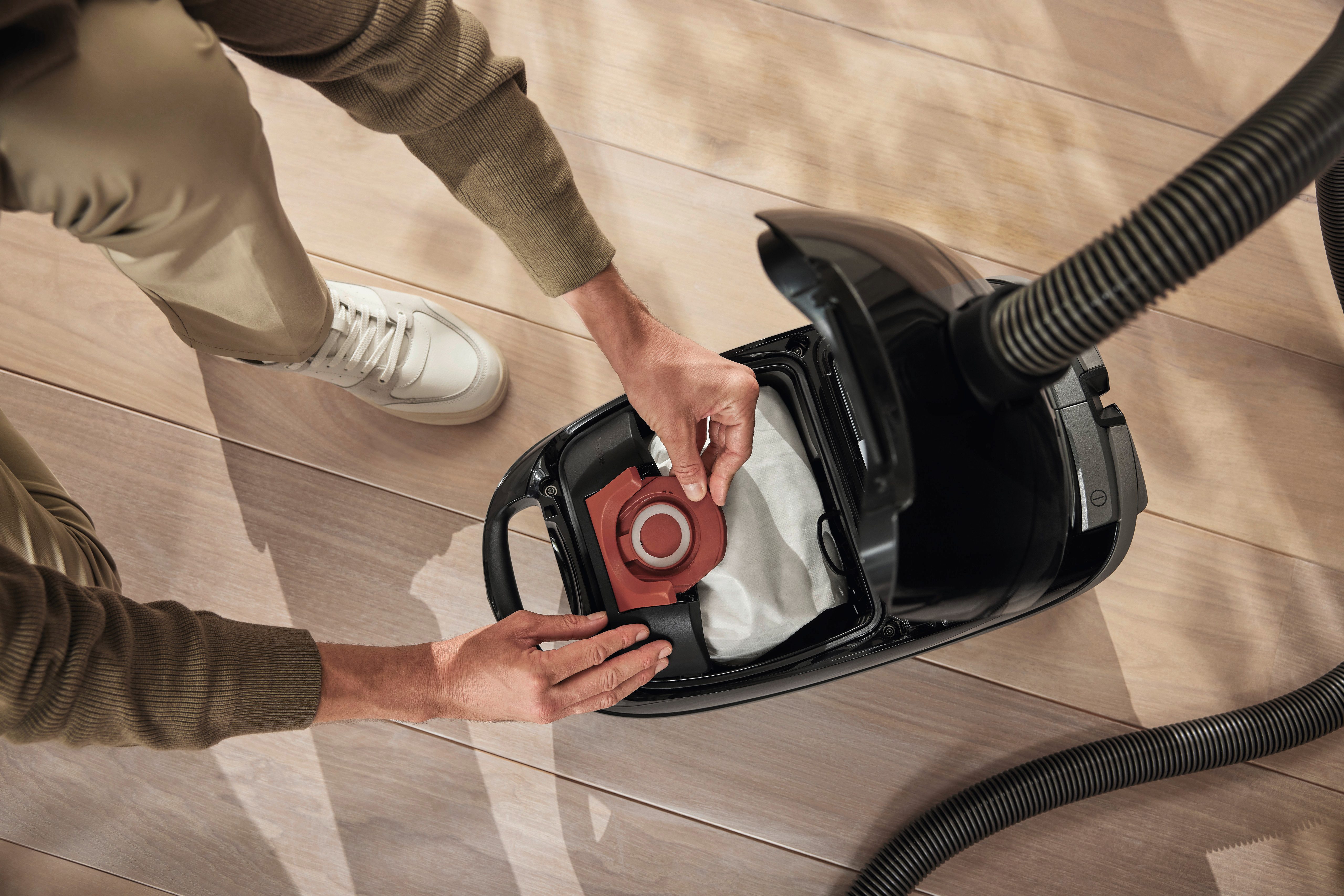 Miele Bodenstaubsauger Guard M1 Performance mit ComfortFit, Nachfolger Complete C3 Starlight, 800 W, mit Beutel, HEPA AirClean, integriertes Zubehör, 11 m Aktio – Bild 2 von 5