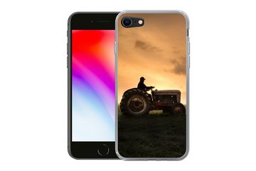 MuchoWow Handyhülle Traktor - Landwirt - Nebel, Handyhülle Apple iPhone 7, Smartphone-Bumper, Print, Handy Schutzhülle
