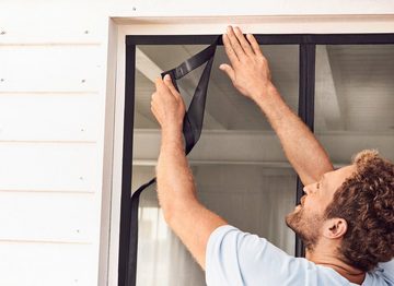 tesa Insektenschutz-Vorhang Insect Stop Magnetvorhang selbstschließend, (Packung, 1-St., Magnetvorhang, selbstklebendes Klettband), Insektenschutzvorhang mit Magneten - für Balkon- und Terrassentüren