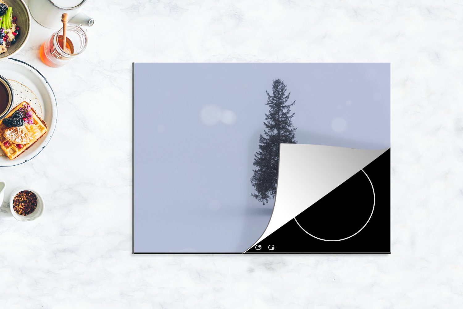 Herdblende-/Abdeckplatte weißer 70x52 Tannenbaum auf Ein (1 MuchoWow nutzbar, tlg), Vinyl, Arbeitsfläche Mobile Leere, Ceranfeldabdeckung cm,