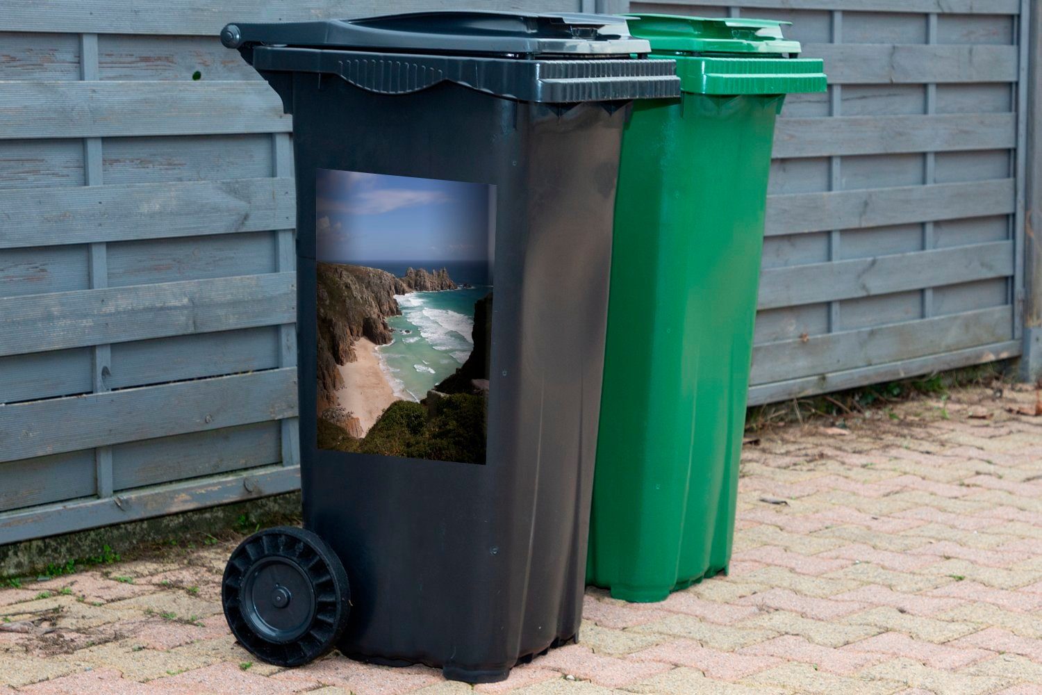 Mülltonne, Strand steile MuchoWow Sticker, (1 St), dem Abfalbehälter und von Wandsticker weitläufige Container, vor Mülleimer-aufkleber, Cornwall Klippe Eine