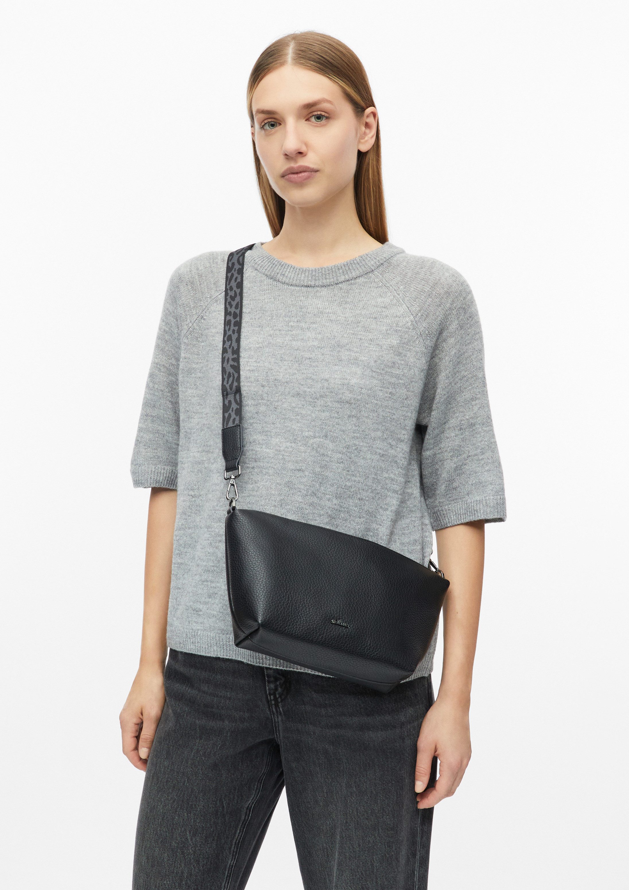 s.Oliver Umhängetasche Tasche, Tasche mit Logo-Platte und verstellbarem Gurt