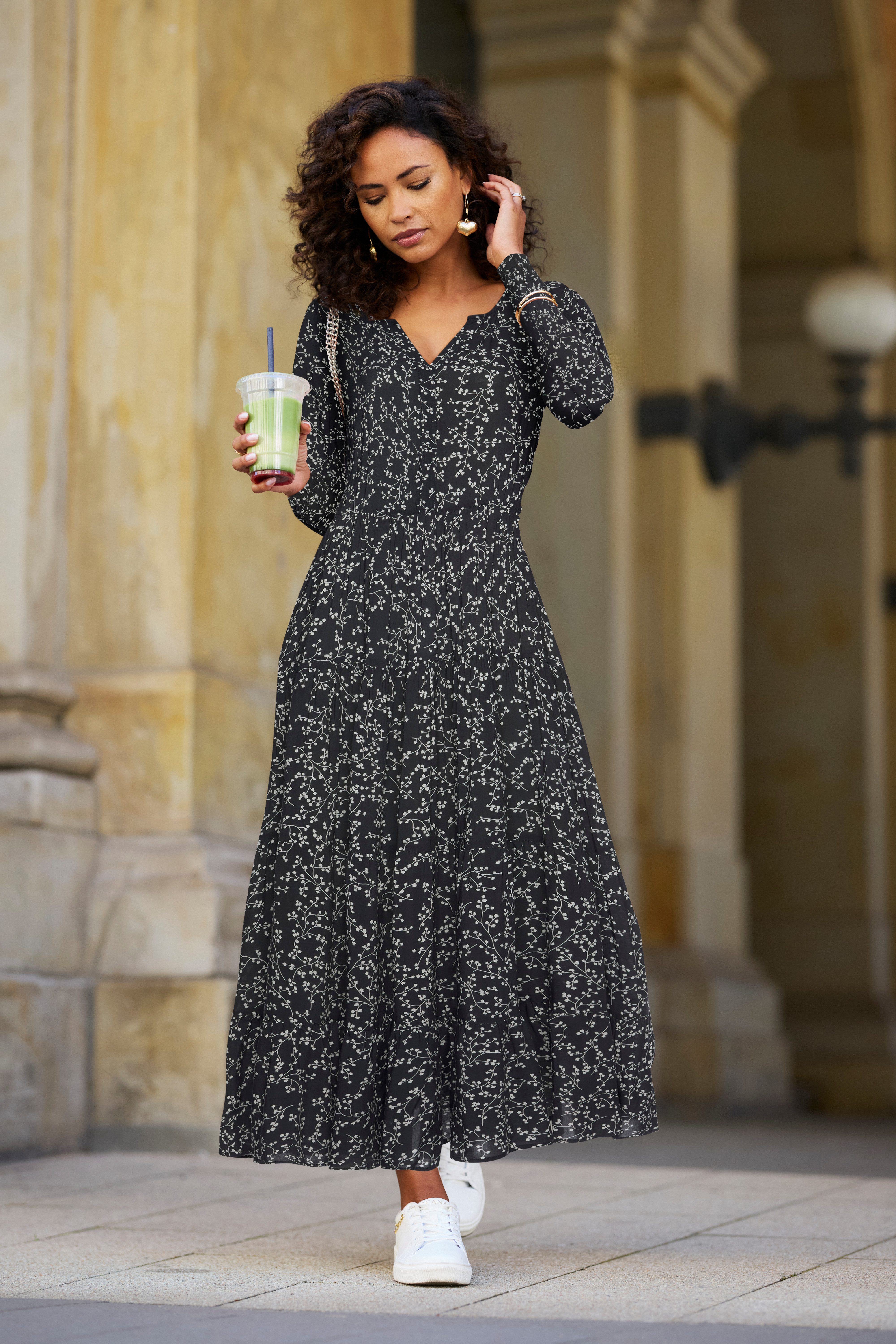 LASCANA Maxikleid mit Blumenprint und Volants, locker bequemer Look