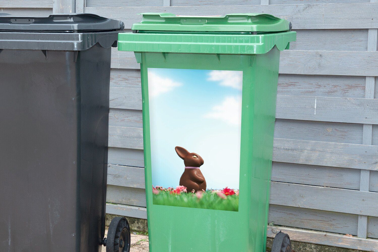 MuchoWow Wandsticker Schokoladenosterhase Mülltonne, St), (1 Sticker, Container, in Blumenfeld Mülleimer-aufkleber, einem Abfalbehälter