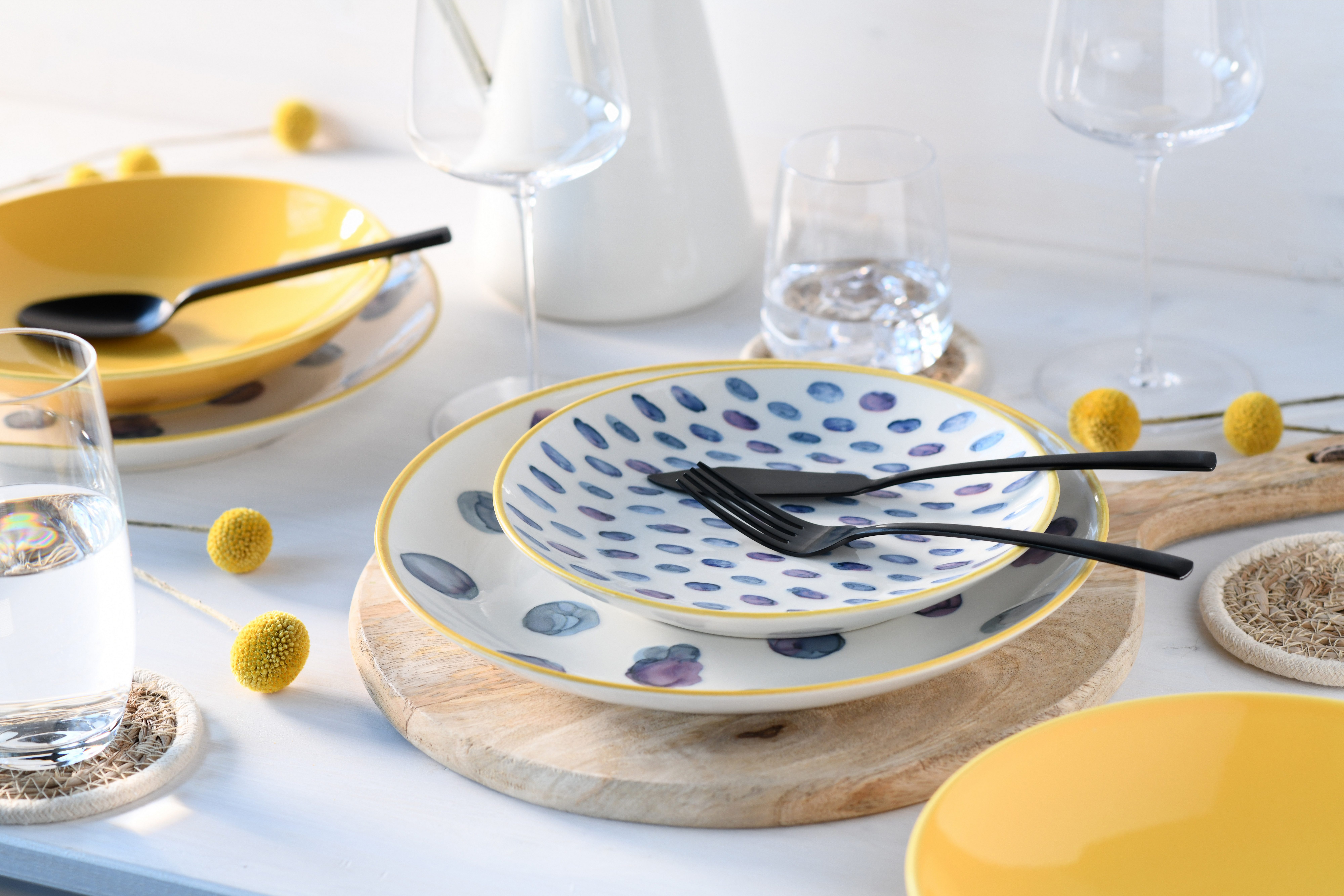 CreaTable Teller-Set Maisie Bunt, Teller Set 12-tlg (12-tlg), 4 Personen, Steinzeug, Dots, Polka Dots, Konfetti, Punkte