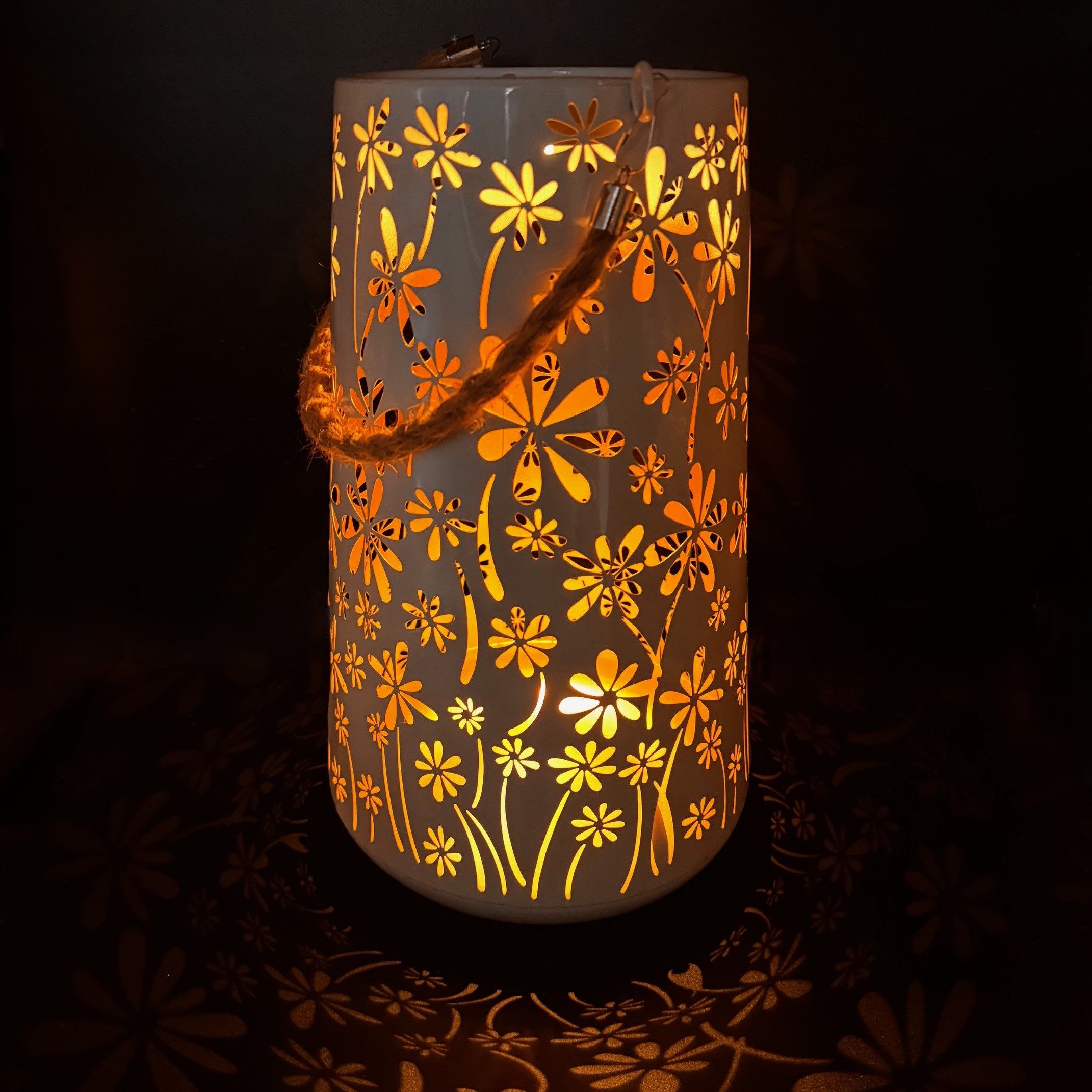 Online-Fuchs LED Laterne mit Solarbeleuchtung und Lichtspiel - Outdoor - Weiß, 37 cm groß, faszinierendes Blumenbild in der Dunkelheit, warmweiße Beleuchtung, Dekoration für Garten, Terrasse und Balkon