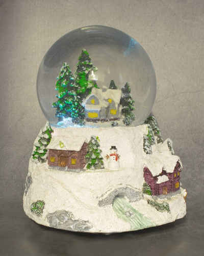 Spetebo Dekokugel LED Schneekugel Weihnachtsdorf Musik - 16x14 cm (Packung, 1 tlg), Weihnachts Spieluhr mit Beleuchtung