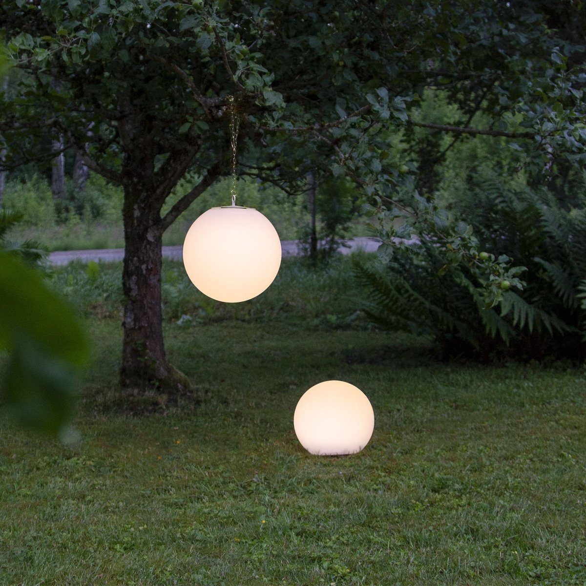 STAR TRADING Hängeleuchte LED Solar Gartenkugel Globy zum Aufhängen 2Lichtleistungen 30cm Sensor, LED Classic, warmweiß (2100K bis 3000K)