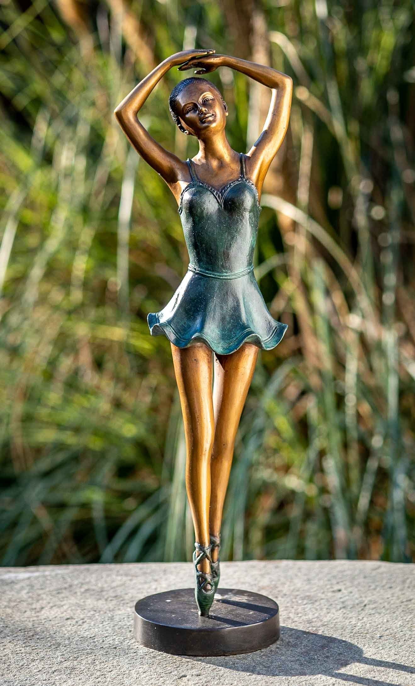 IDYL Gartenfigur IDYL Bronze-Skulptur Ballerina, werden Langlebig von Hand robust und – UV-Strahlung. gegossen gegen – sehr und Wachsausschmelzverfahren Bronze Regen Die – in in Modelle Bronze patiniert. Frost, witterungsbeständig