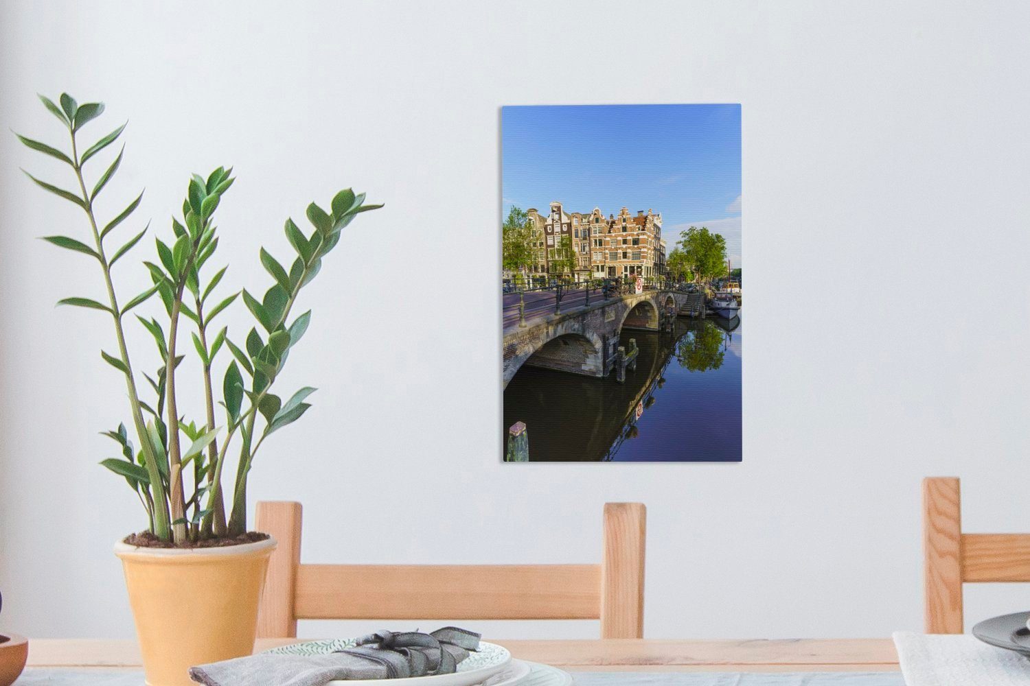 OneMillionCanvasses® Leinwandbild Eine in den, bespannt St), Brouwersgracht inkl. der in 20x30 Brücke (1 Leinwandbild cm in Amsterdam Zackenaufhänger, der Nähe fertig Gemälde