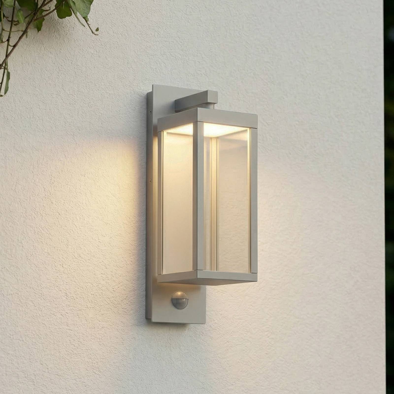 Lucande Außen-Wandleuchte Ferdinand, LED, Metall, Alu warmweiß IP54mit Bewegungsmelder, LED 10,8 W gesamt, warmweiß