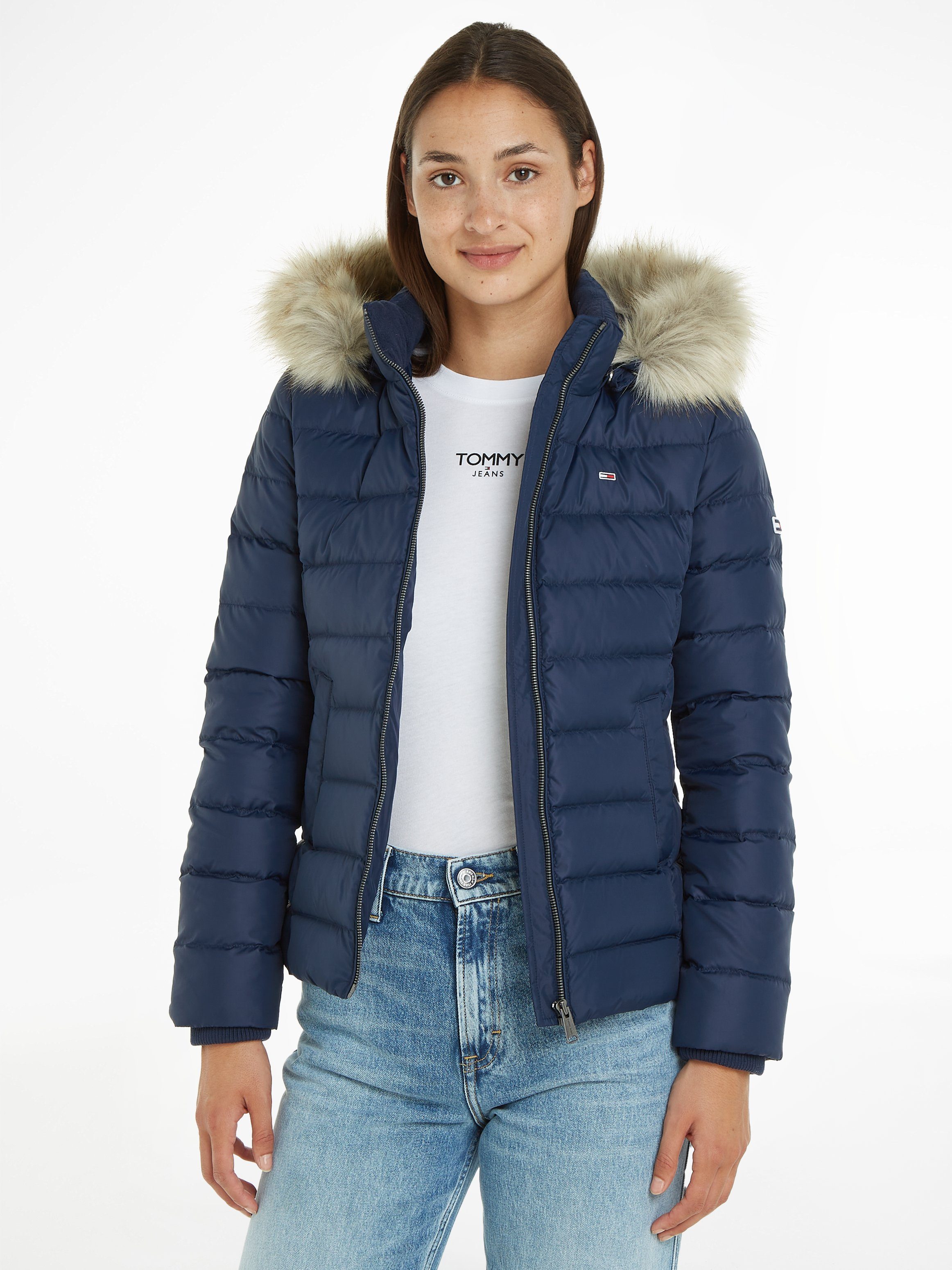 Tommy Jeans Daunenjacke TJW BASIC HOODED JACKET mit Fellimitat an der Kapuze & Tommy Jeans Logo-Flag