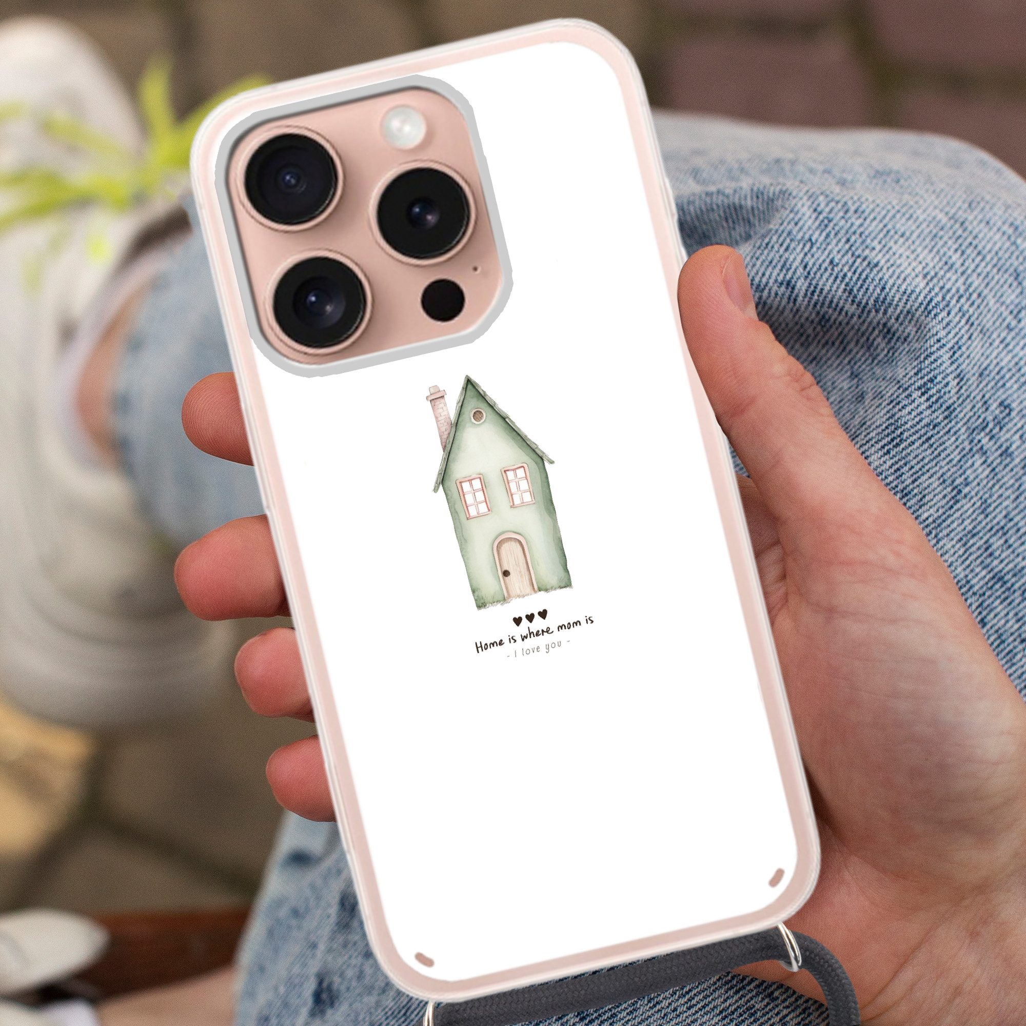 MuchoWow Handyhülle für Apple iPhone 16 Pro Landhaus - Grün - Text - Liebevoll, Tragbare Handyhüllen mit Kette zum umhängen, Handykette Handyband