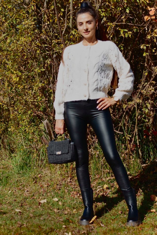 Cardigan mit Goldknöpfen weiß
