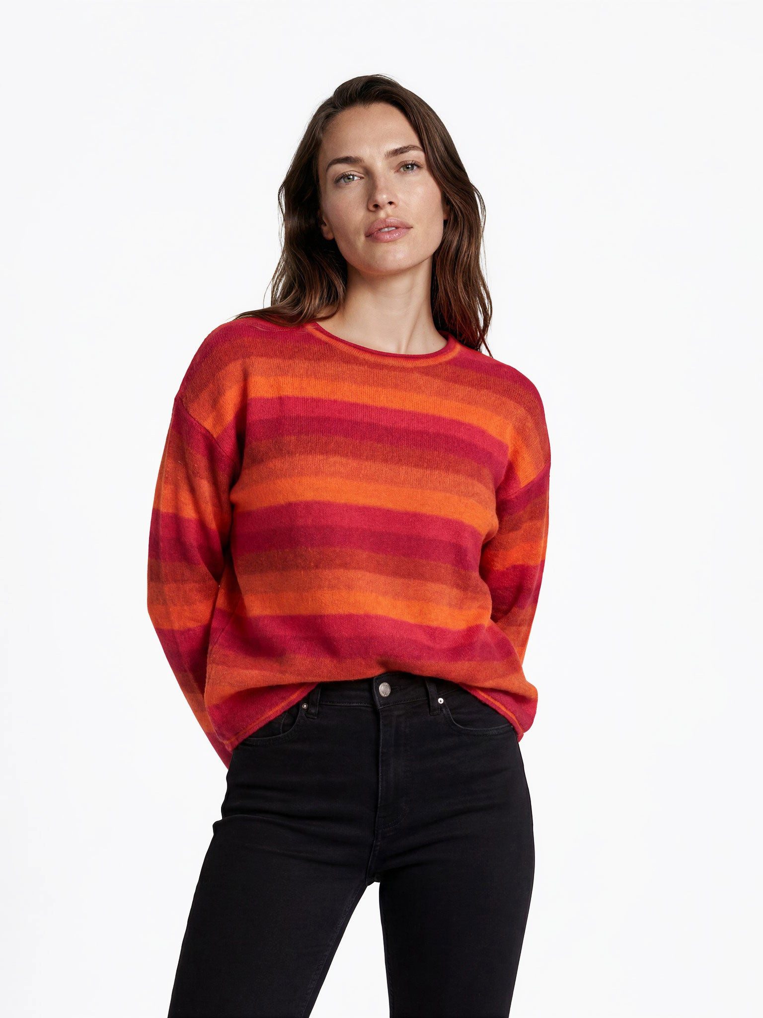 FRISTED Strickpullover Damen Lammwolle Streifen Rundhals Relaxed Fit Langarm casual Feinstrick mit sanften Farbverläufen, Rollkanten und Ziernähten