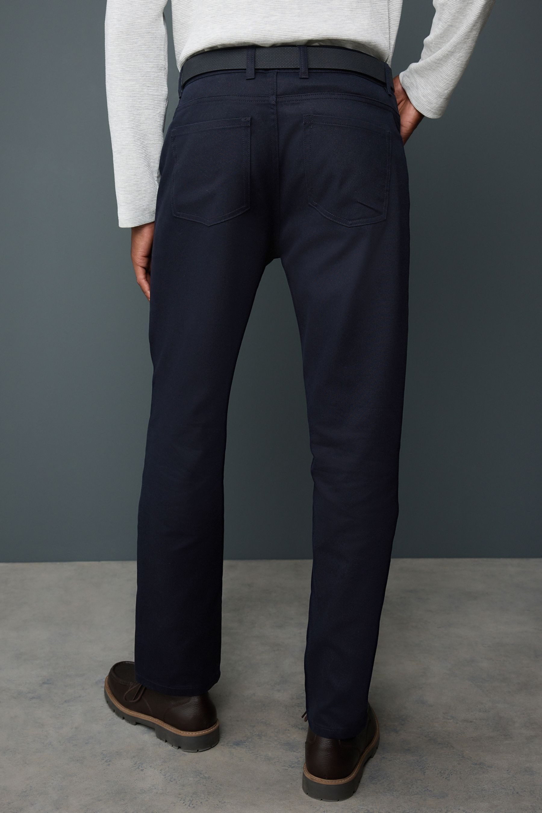 Next Chinohose Edle angeraute Straight Fit Chinohose mit Gürtel (1-tlg)