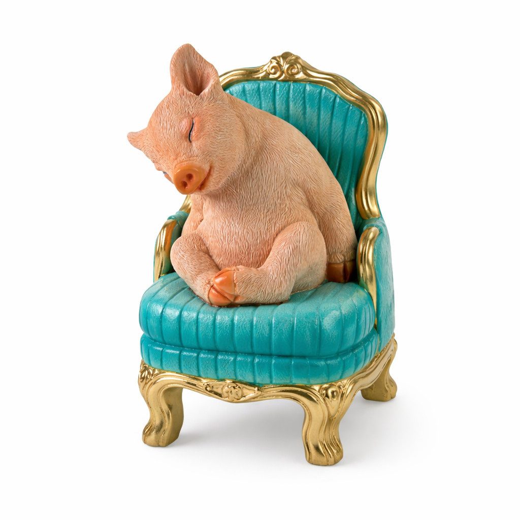 Werner Voß Dekofigur Dekofigur Schwein auf Sessel – humorvolle Tierfigur aus Polyresin 22cm (1 St)