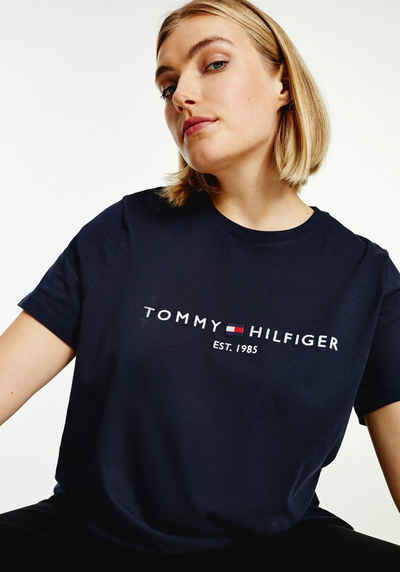 Tommy Hilfiger Curve Rundhalsshirt »CRV TH ESS HILFIGER C-NK TEE SS« mit Tommy Hilfiger Label-Element am Rundhalsausschnitt