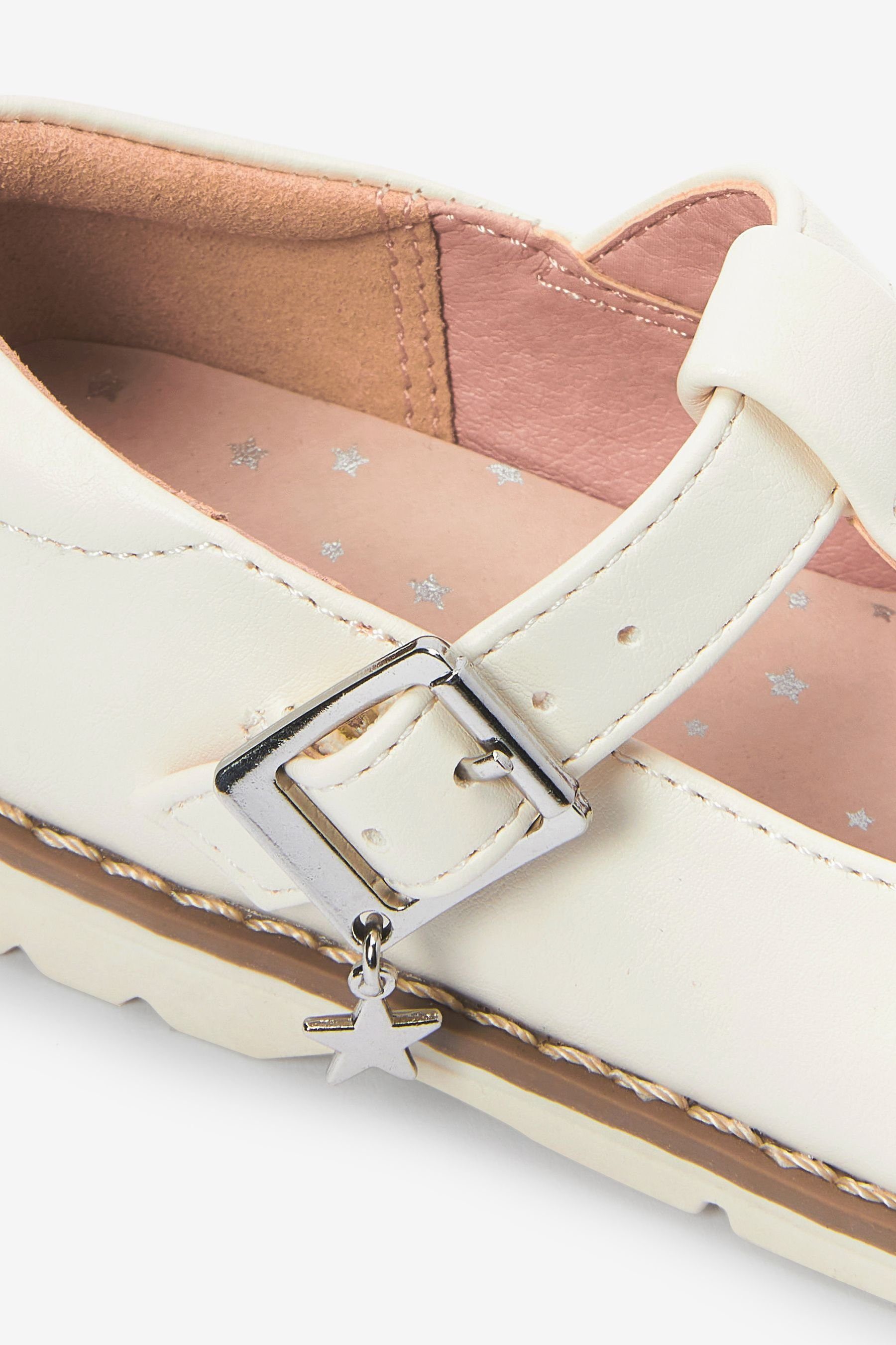 Next Schuhe mit White T-Steg, Stern (1-tlg) T-Strap-Sandale und Anhänger