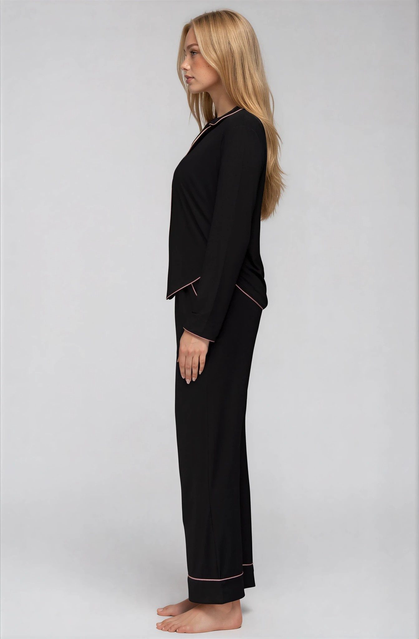 Mademoiselle Sommeil Pyjama Damen Schlafanzug Set aus schwarzer EcoVero™ Viskose Langarm-Hemd, Knopfleiste & Hose, roséfarbene Paspel, Made in Polen