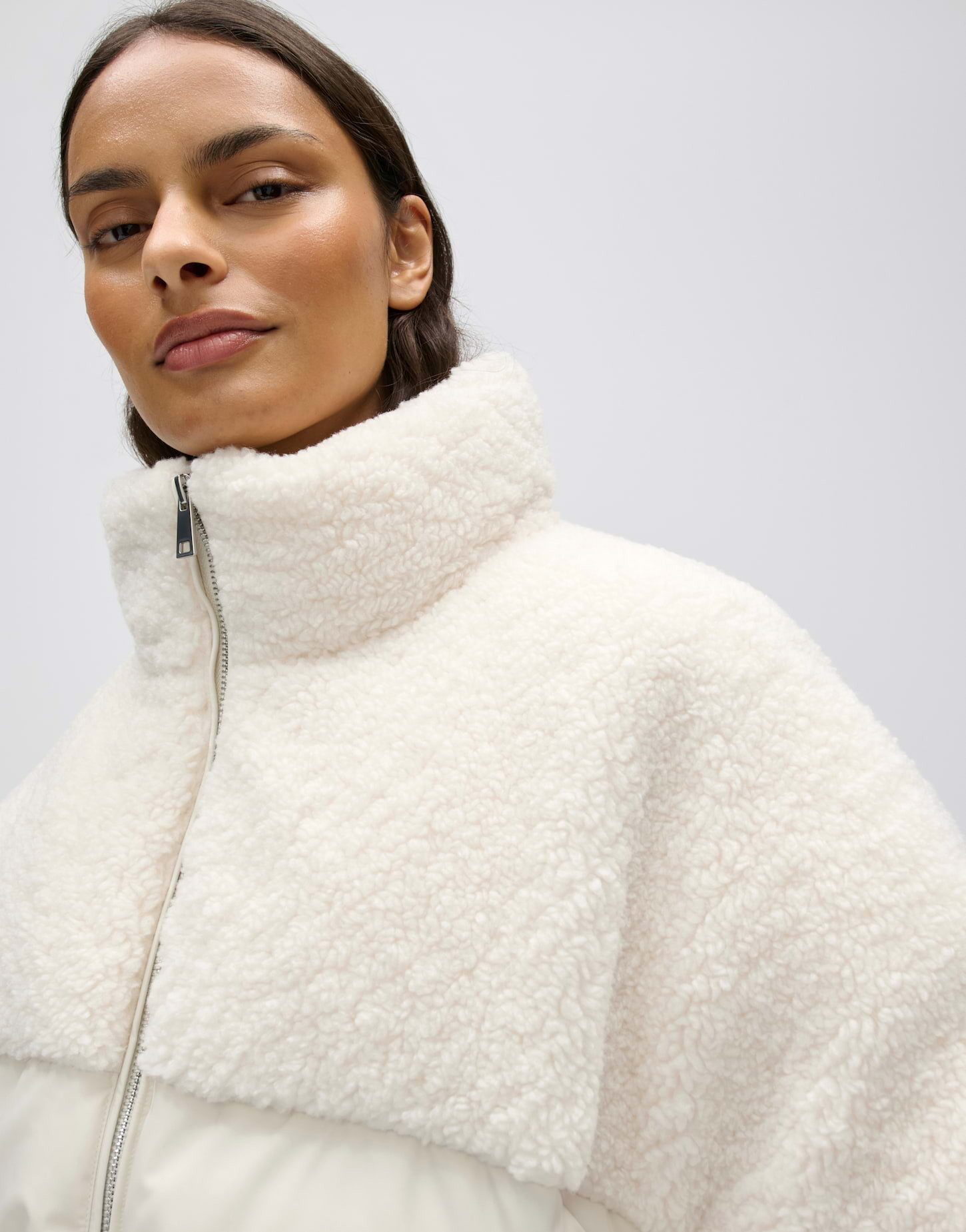 OPUS Winterjacke Hazy aus weichem Teddyplüsch Weite Silhouette mit Stehkragen und gerippten Bündchen – Bild 4 von 5