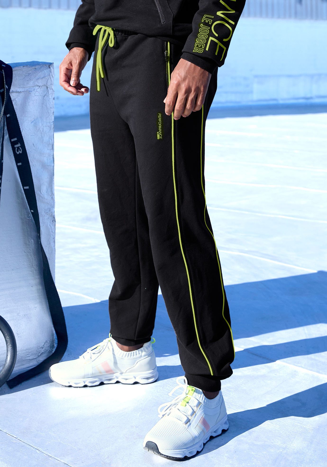 Le Jogger Performance Sporthose mit praktischen Reißverschlusstaschen und Kontrastdetails