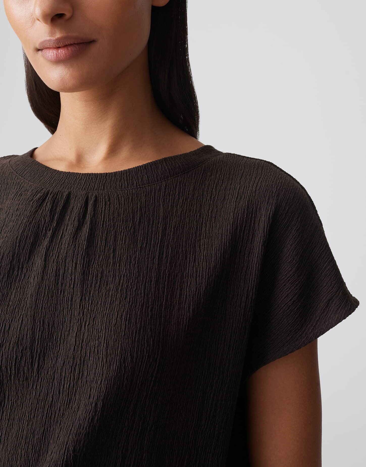OPUS Kurzarmshirt Salti aus weichem Jersey mit Crinkle Effekt Zarte Falten geben dem Look eine lockere Leichtigkeit – Bild 4 von 5