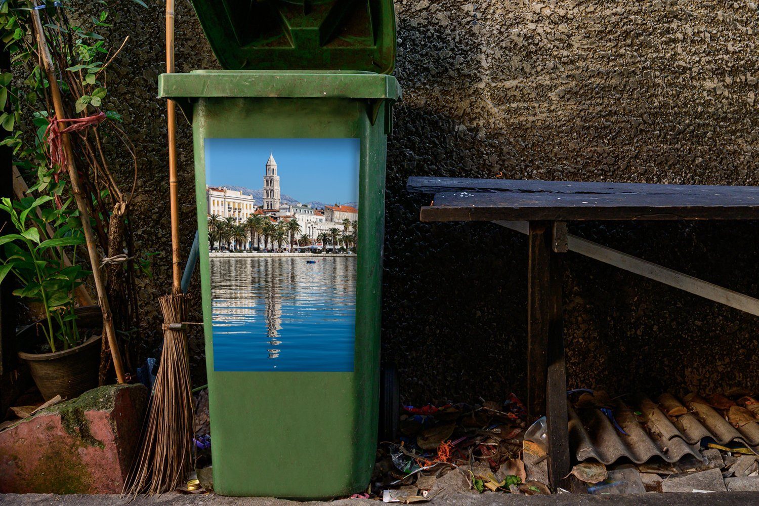 MuchoWow Wandsticker Spiegelung Wasser des Container, Mülleimer-aufkleber, Sticker, St), Abfalbehälter Mülltonne, im (1 Diokletianpalastes