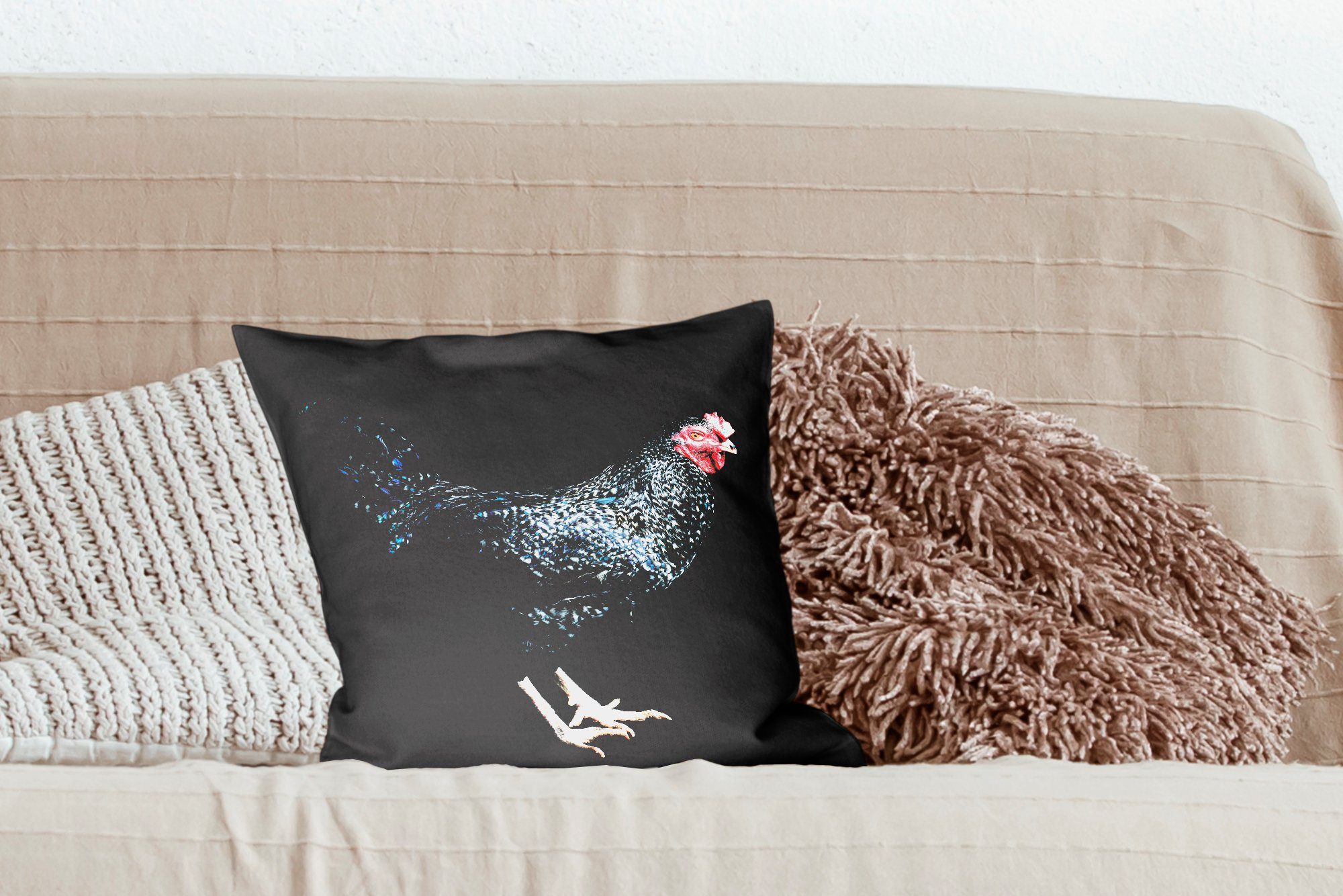 Füllung mit gefärbtes Huhn Dekokissen Sofakissen Deko, posiert Schlafzimmer, Hintergrund, für MuchoWow schwarzen Dunkel vor Zierkissen Wohzimmer, einem