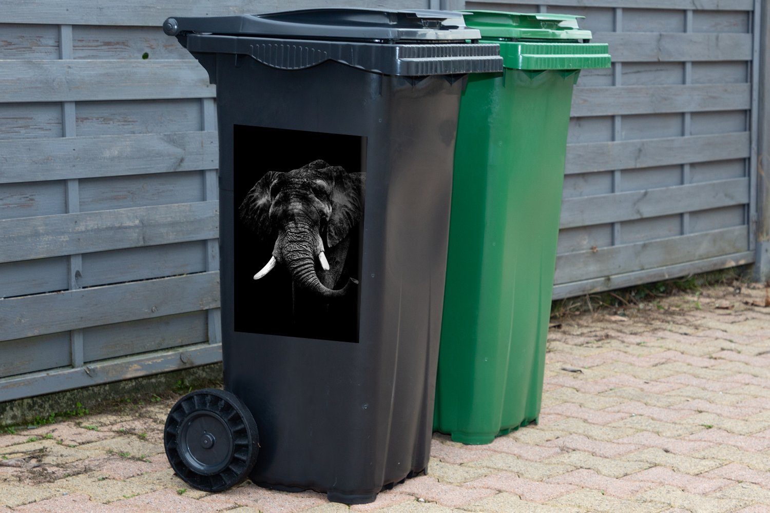 Mülleimer-aufkleber, Wandsticker Mülltonne, Sticker, Container, - vor schwarzem MuchoWow schwarz weiß Abfalbehälter (1 St), und Elefant Hintergrund