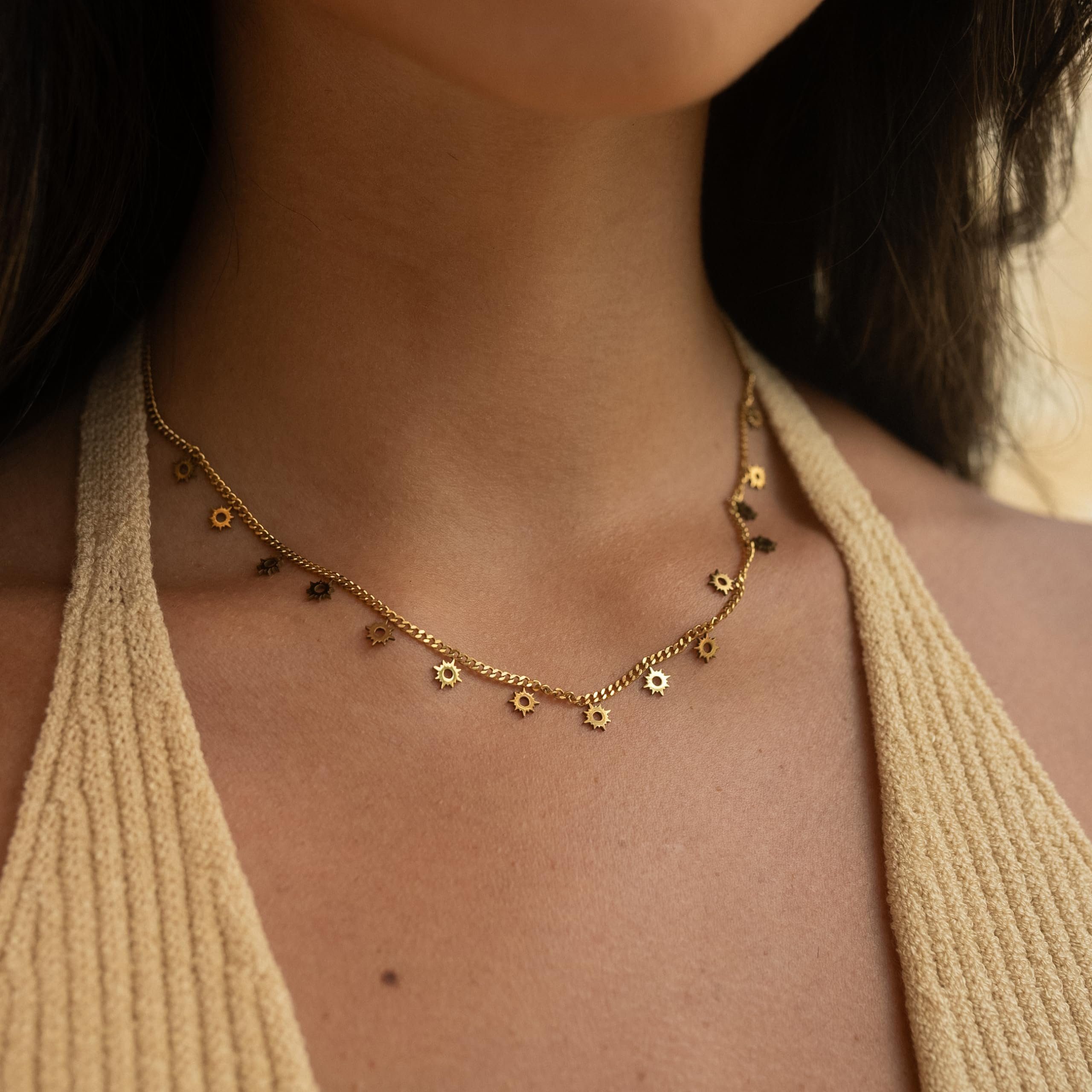 Made by Nami Edelstahlkette Edelstahl Damen Kette in Gold mit kleinen runden Plättchen, Geschenke für Frauen Schmuck Damen 40 + 5 cm Länge