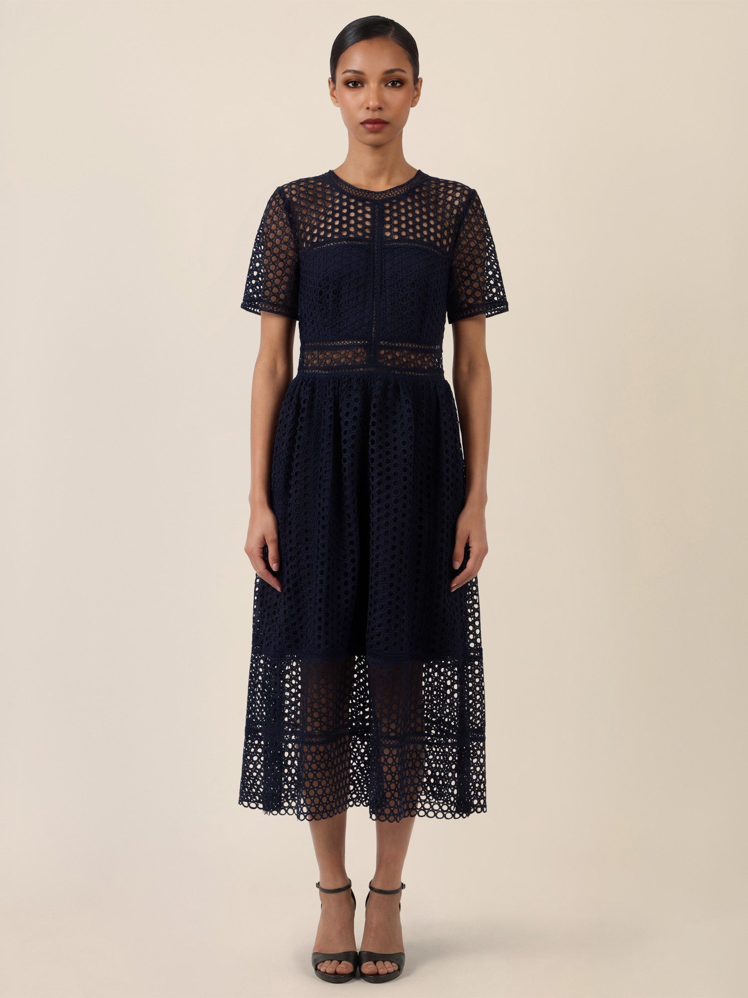 Apart Spitzenkleid mit Häkelspitze und Transparenz