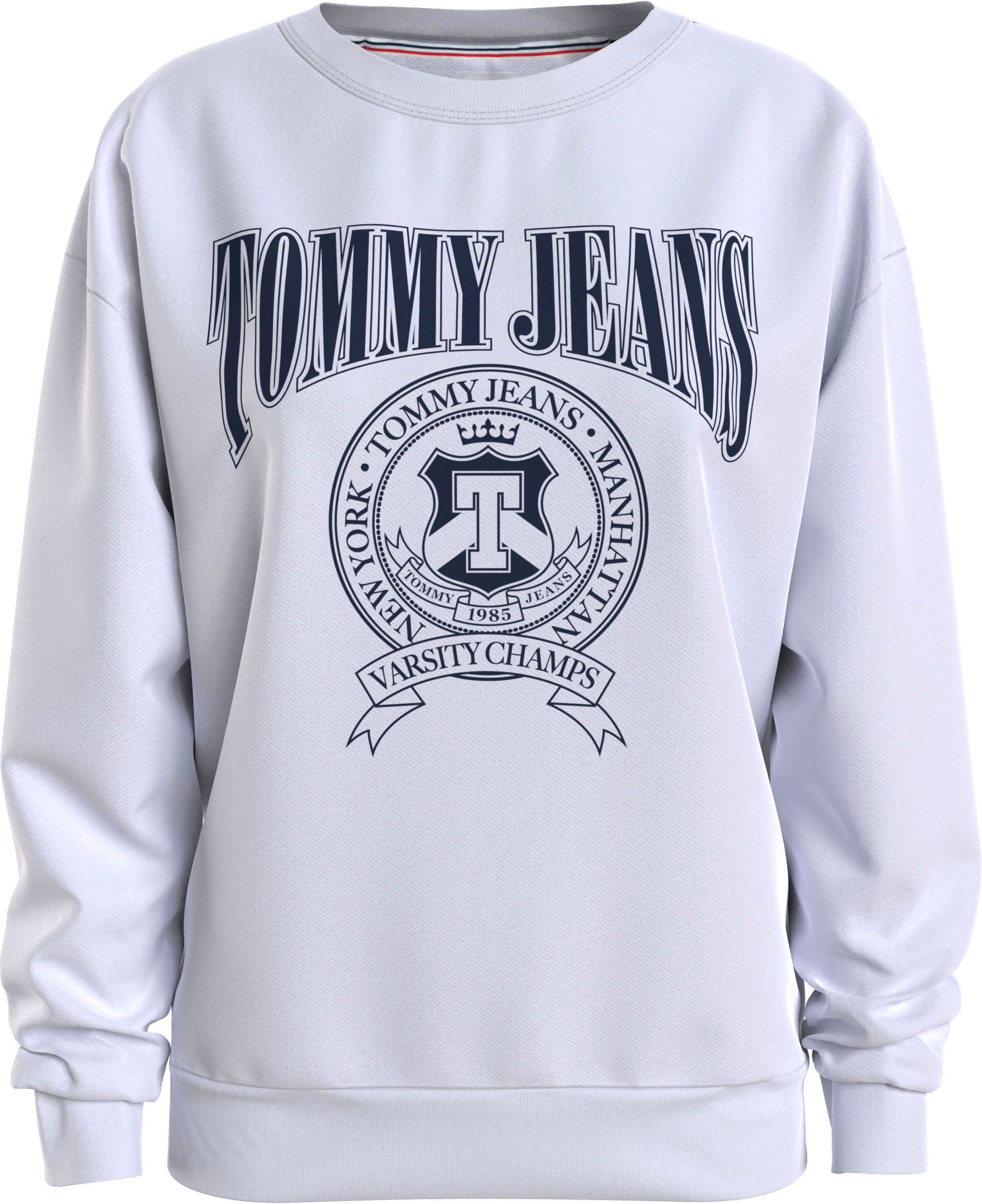 großem Jeans RLX mit VARSITY Tommy Sweater Frontdruck Tommy Jeans TJW CREW