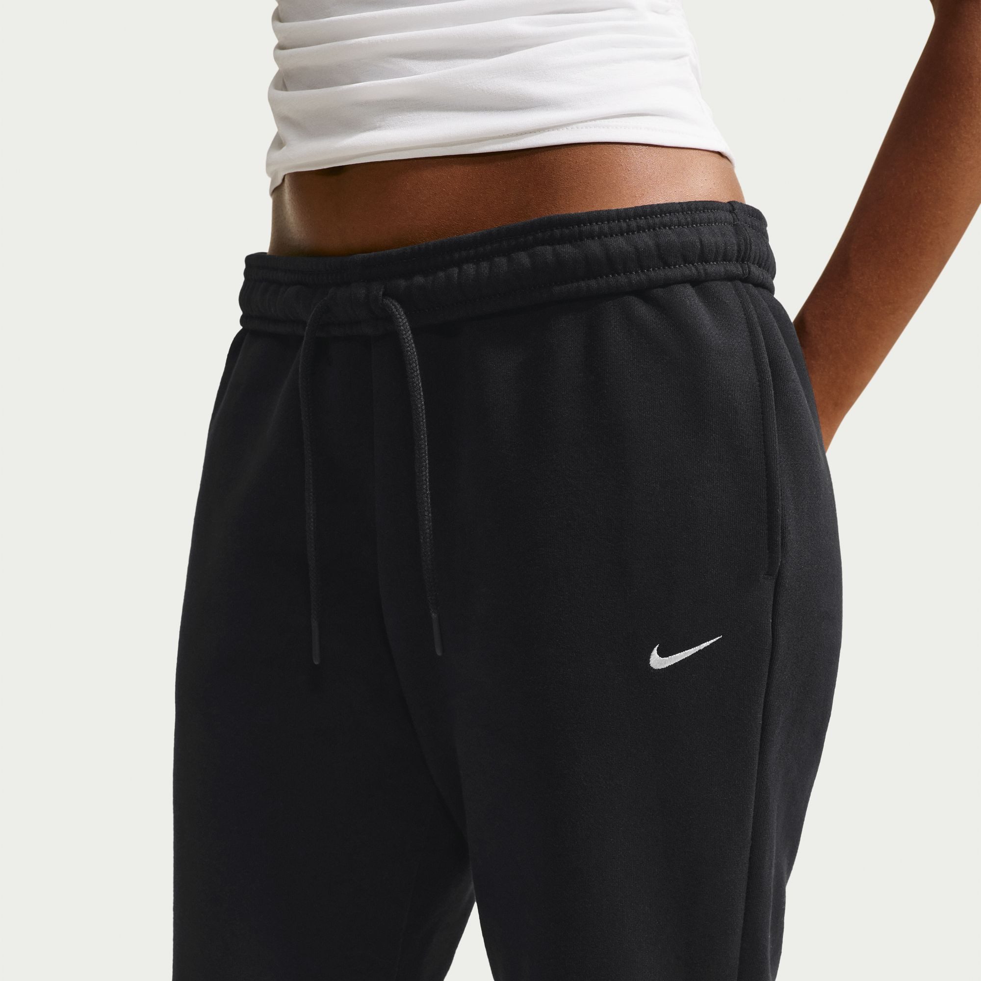 Nike Sportswear Jogginghose W NK STDO FLC MW MR STD CF PNT mit sportlichem Look, aus weicher Sweatware, normal-weite Form