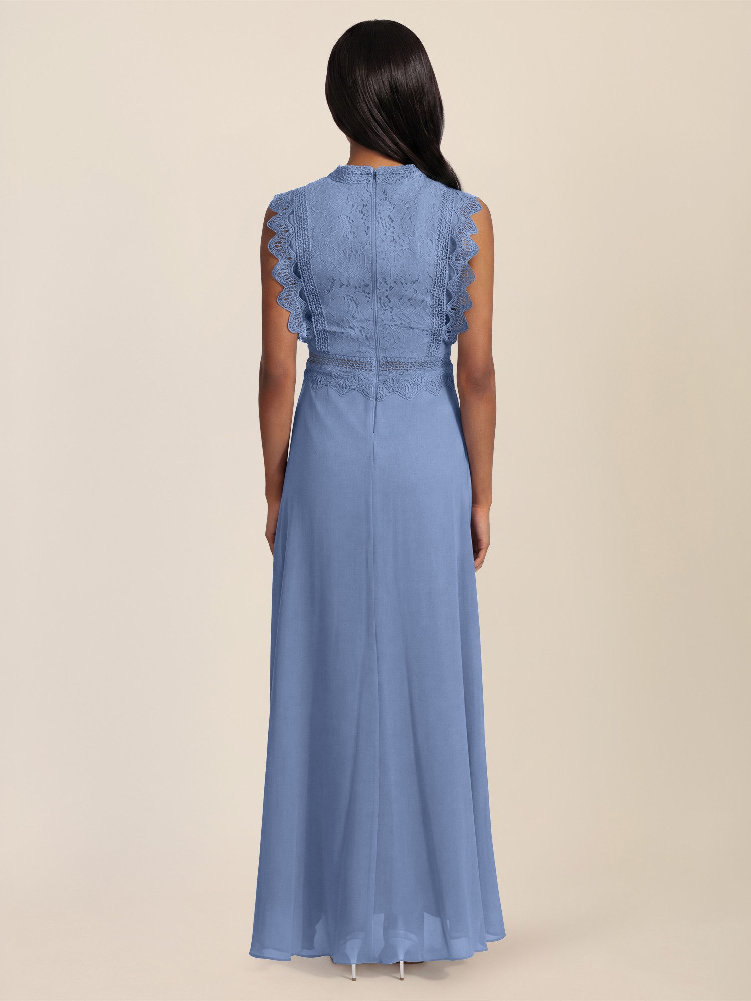 Apart Abendkleid mit Häkelspitze und Stehkragen