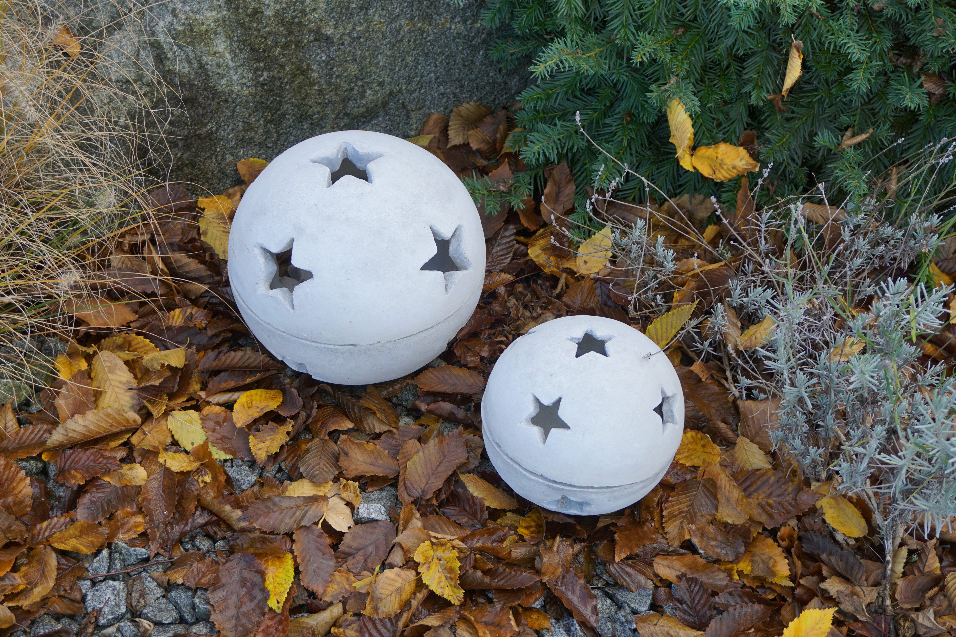 gartendekoparadies.de Gartenfigur Weihnachtskugel mit Sterne, Steinfigur, H. 25 cm, 10 kg, Frostsicher