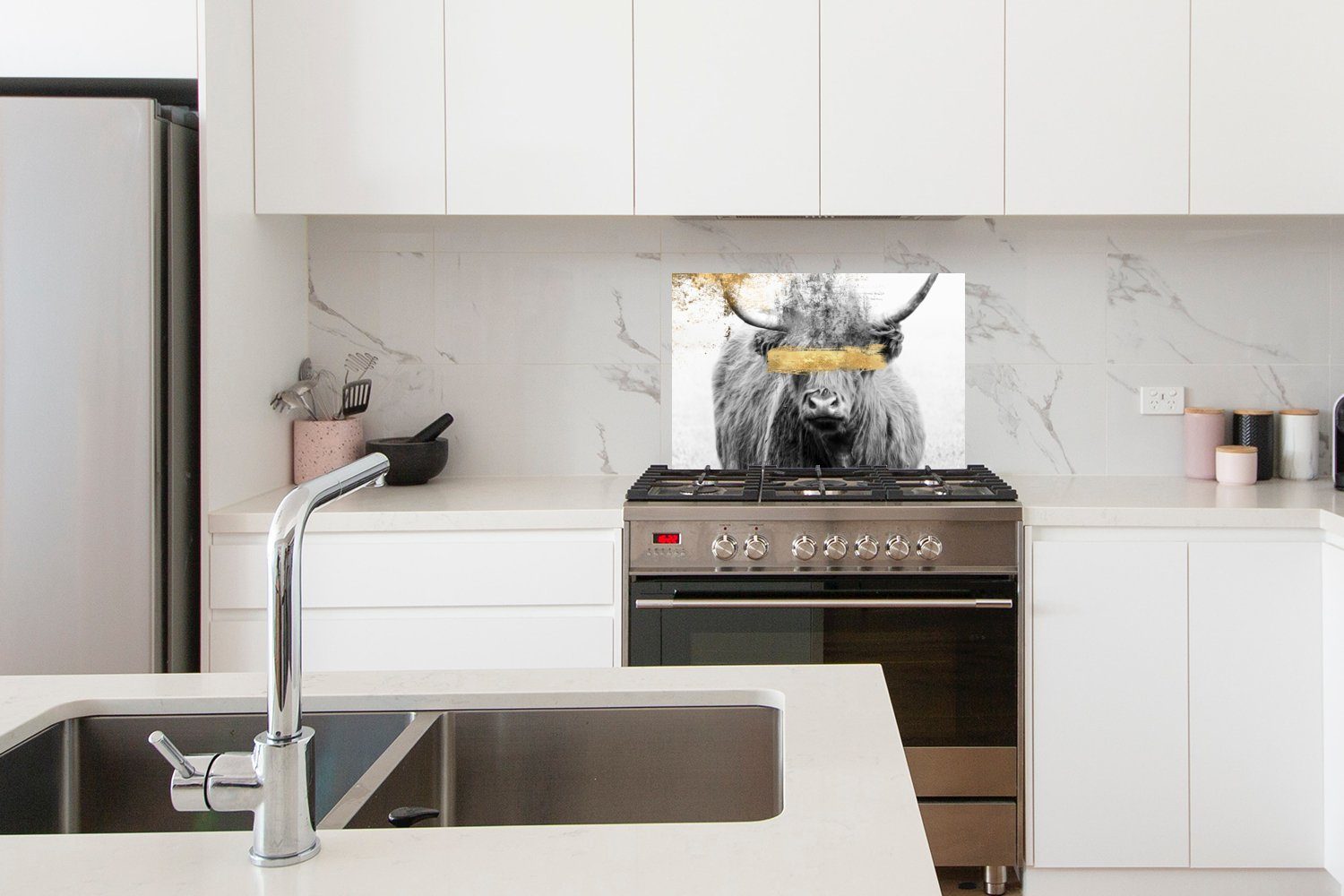 MuchoWow Küchenrückwand - Wandschutz, Gold Highlander Herdblende (1-tlg), Temperaturbeständig 60x40 cm, Schwarz Weiß, - küchen aus - Schottischer