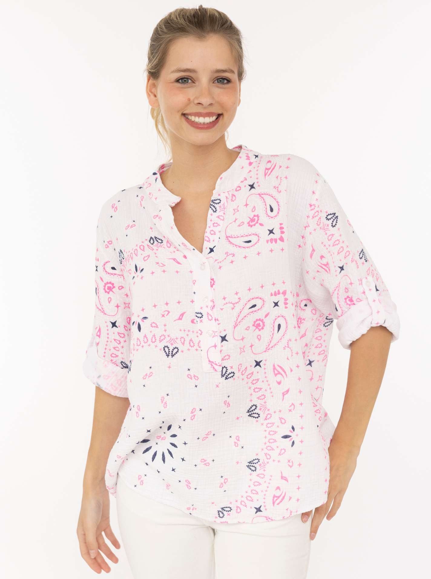 Zwillingsherz Kurzarmbluse "Paisley Dreams" Musselin, Paisley Muster, umgeschlagene Ärmel, V-Neck mit Knopfleiste