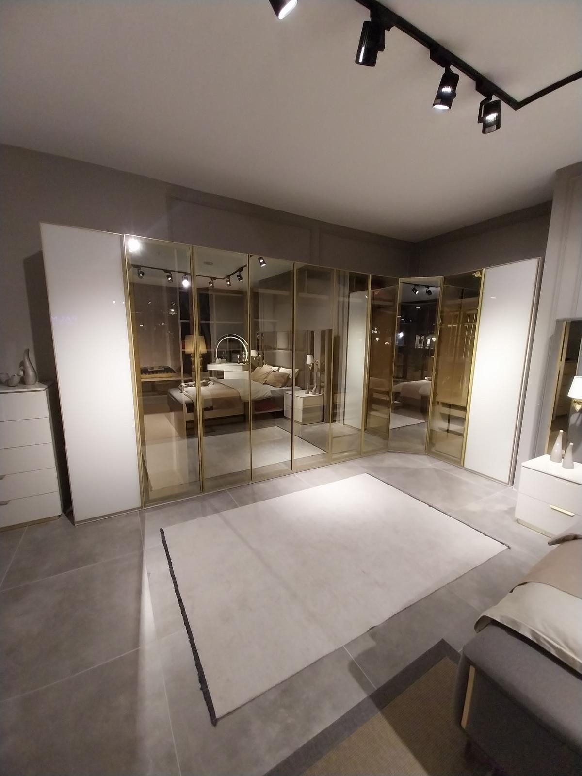 Schranksystem Eleganter Holzschrank für das Schlafzimmer im modernen Stil