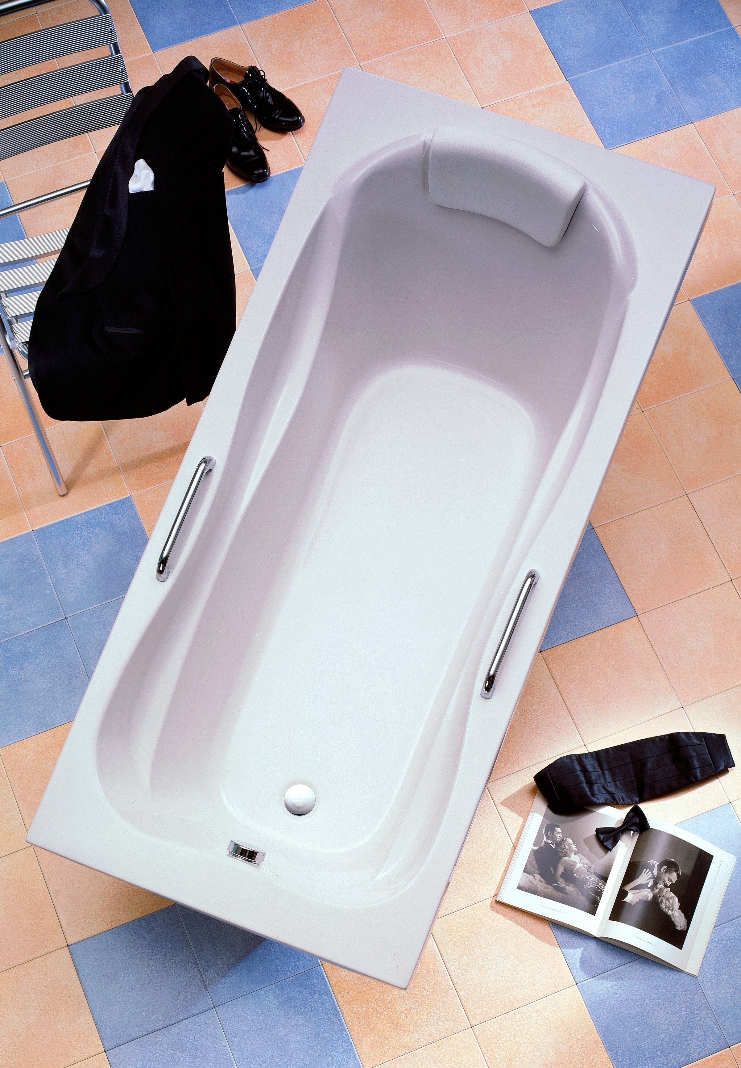 OTTOFOND Badewanne Jamaica, (5-tlg), mit Fußgestell, Ablaufgarnitur, Nackenkissen und Griffe