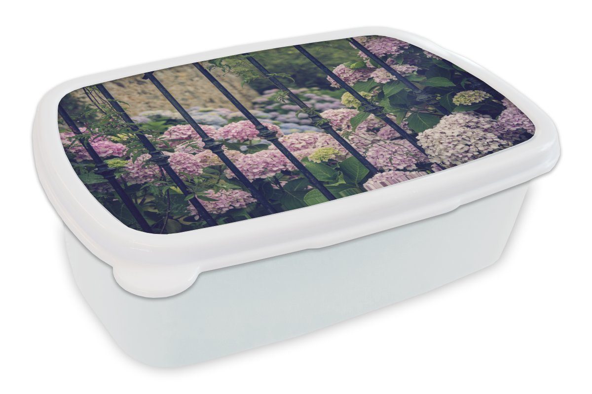 MuchoWow Lunchbox Hortensiensträucher hinter dem Zaun, Kunststoff, (2-tlg), Brotbox für Kinder und Erwachsene, Brotdose, für Jungs und Mädchen weiß | Lunchboxen