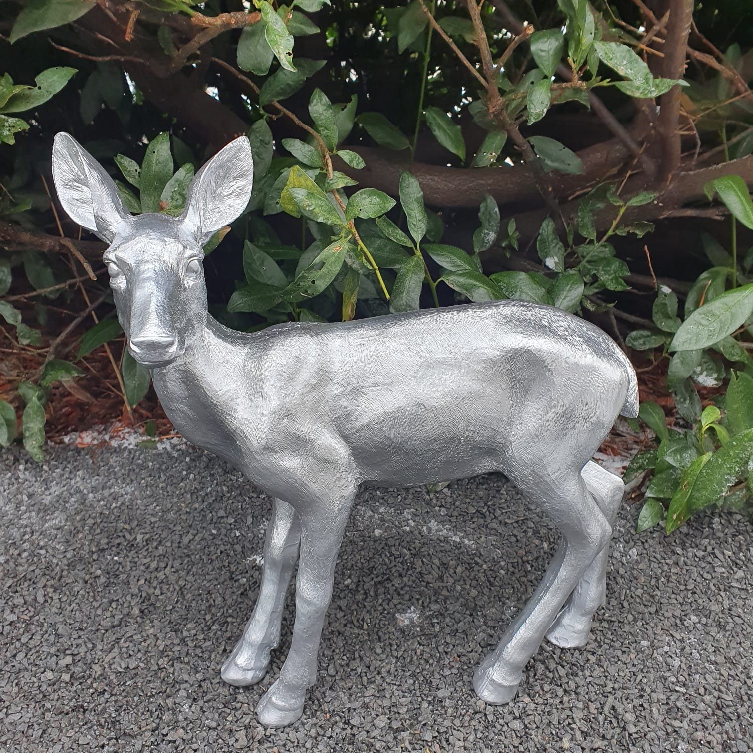 Aspinaworld Gartenfigur Silberne Reh Figur 44 cm wetterfeste Gartendeko