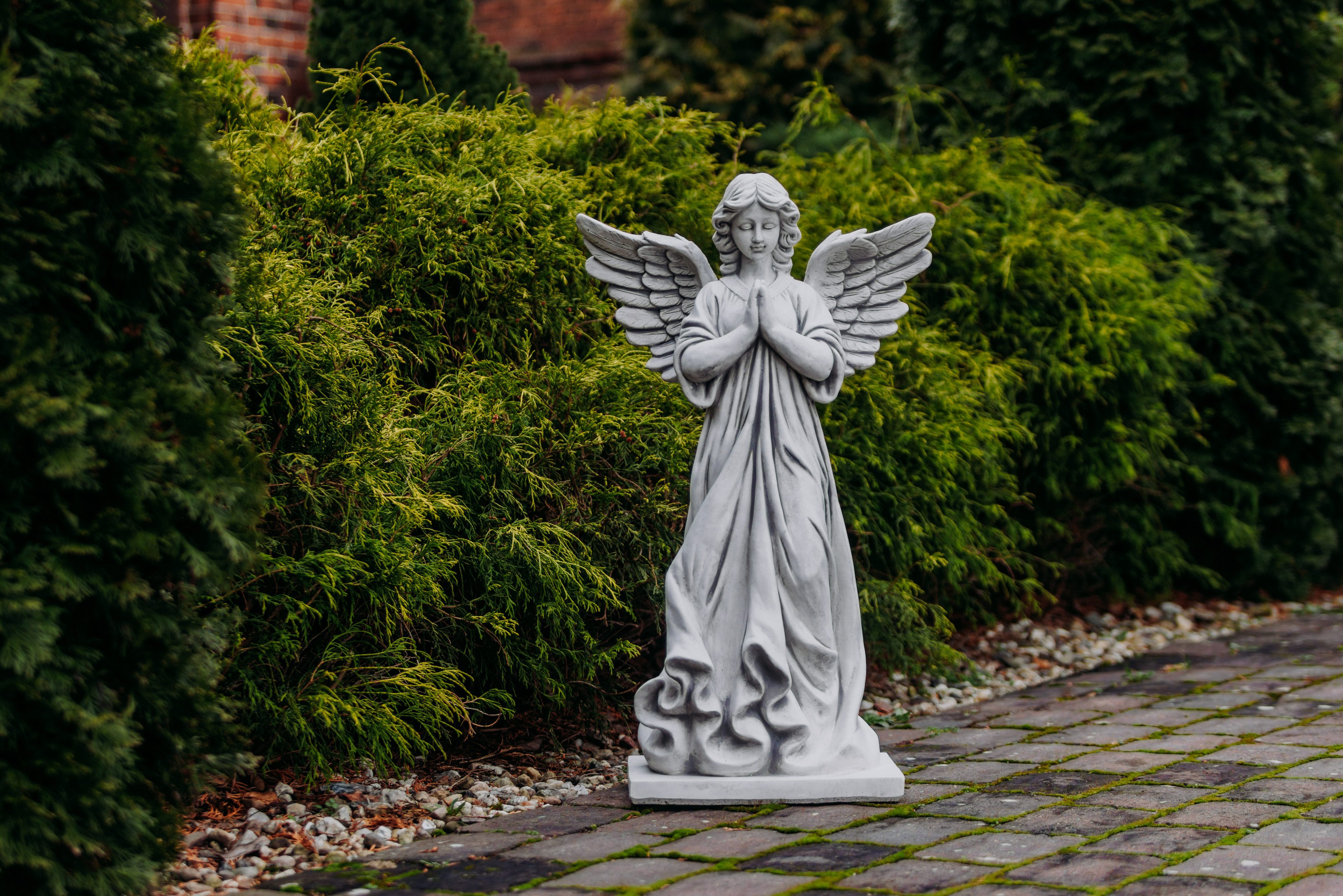 gartendekoparadies.de Gartenfigur Engel Statue mit Flügel und Bodenplatte, Steinfigur H. 80 cm, 48 kg, Frostsicher